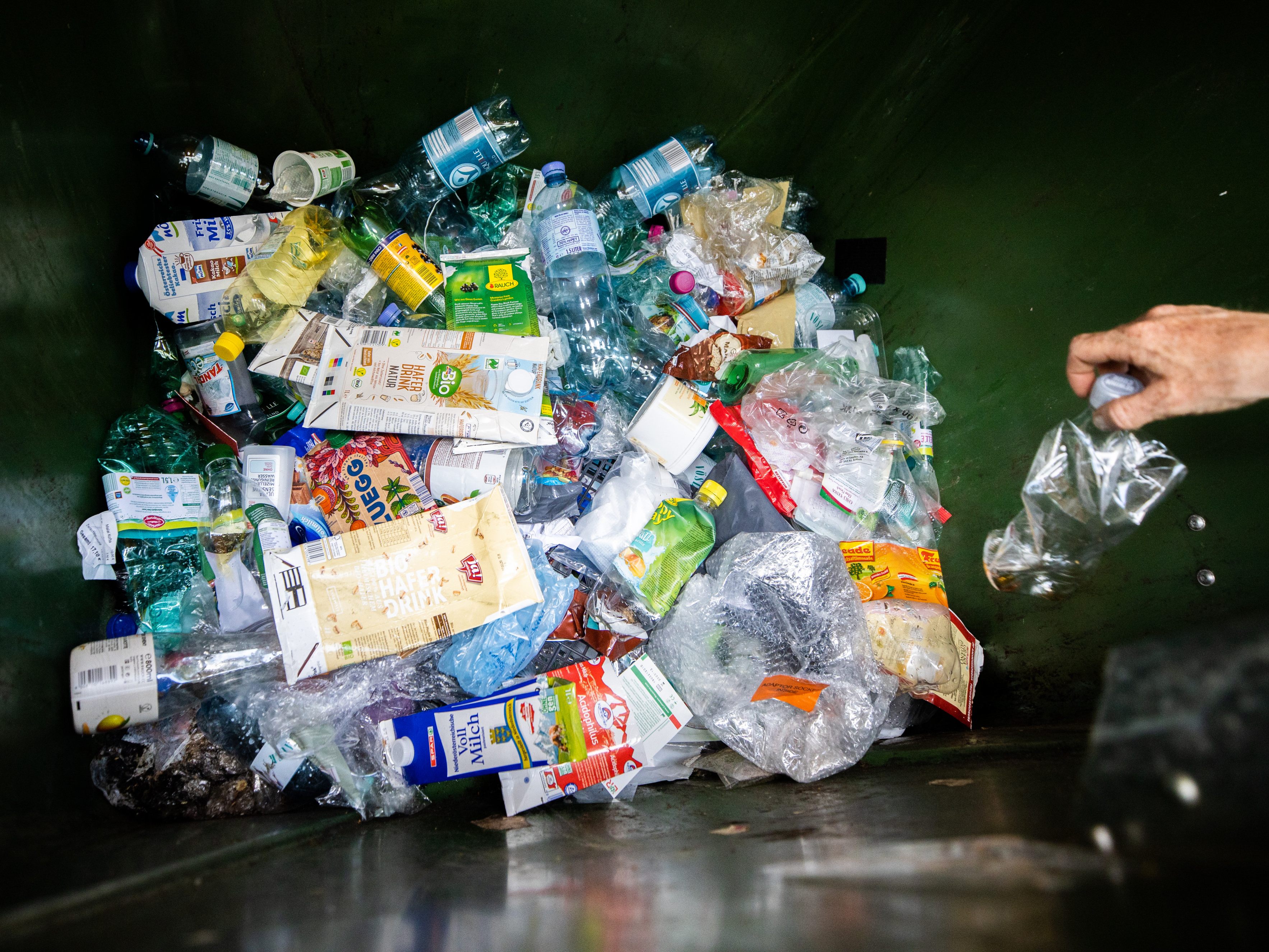 Rewe, Lidl und Hofer wollen Pfand auf Einwegflaschen einführen. Rewe, Lidl und Hofer wollen Pfand auf Einwegflaschen einführen.