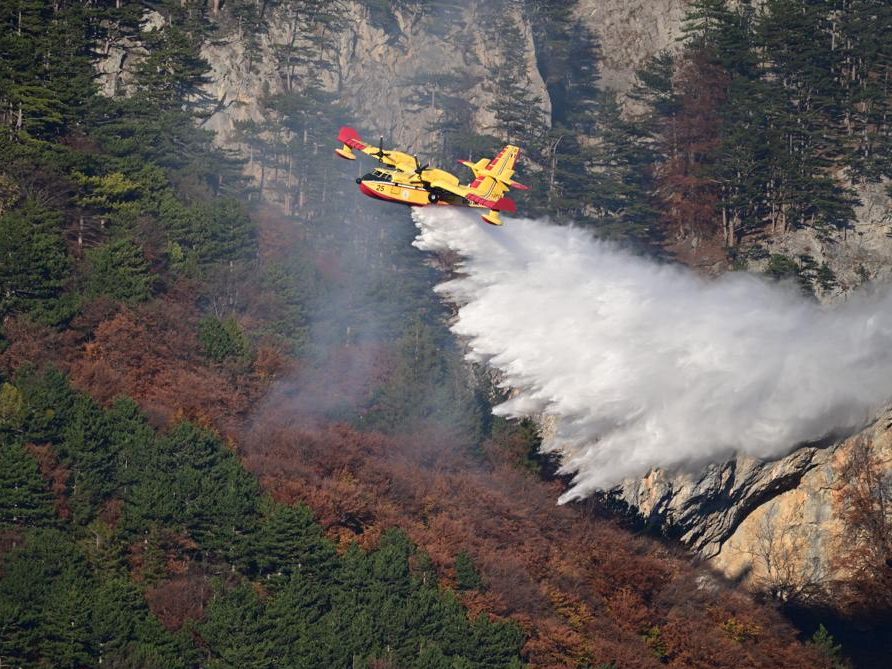 Auch zwei italienische Löschflugzeuge sind im Einsatz.