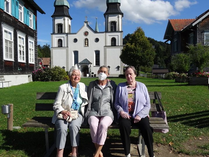 Ein Andenken von der Basilika mit Josefine Glieder, Gertrude Fitz und Elfriede Mathis.