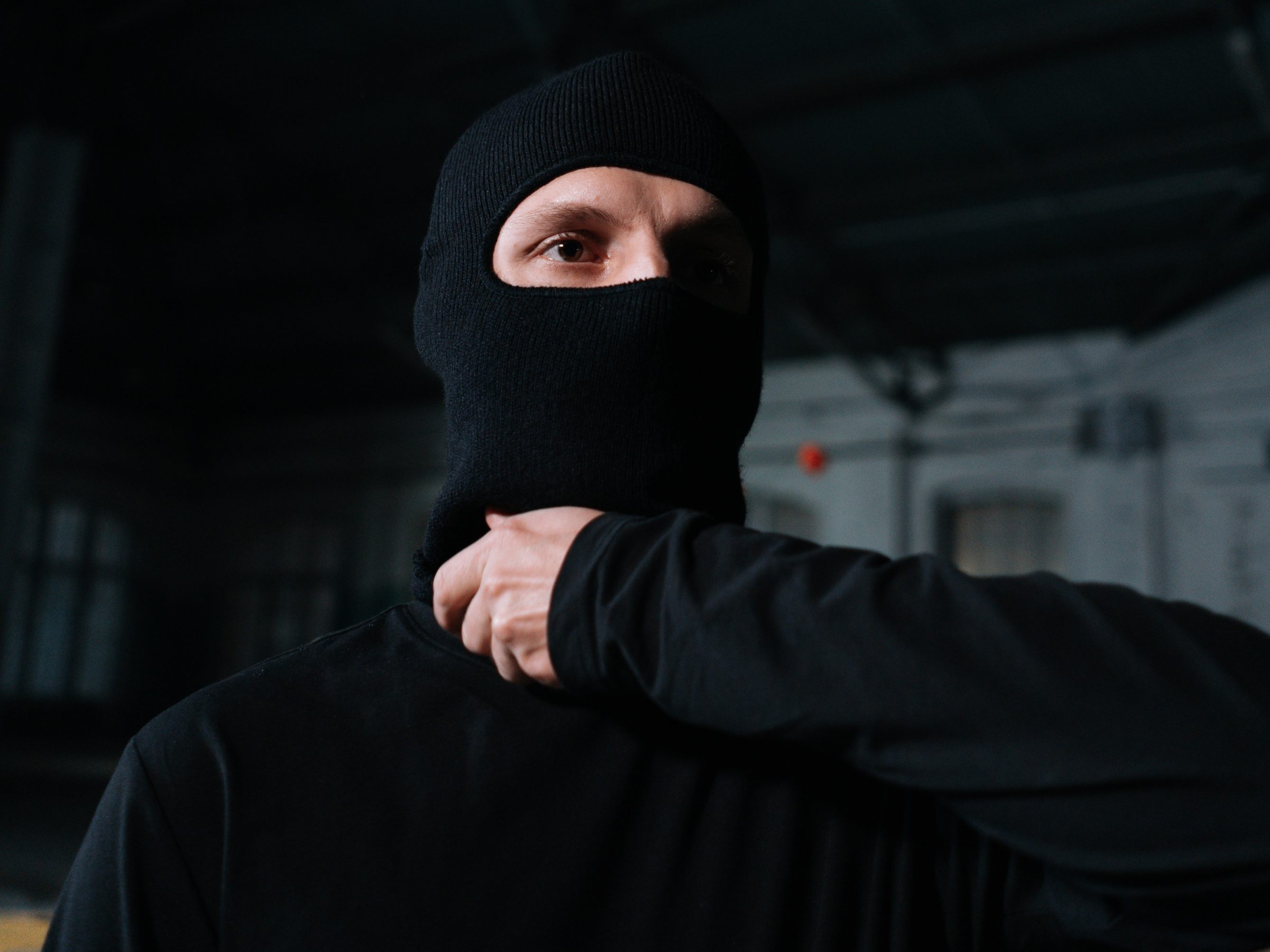 Die Männer waren mit einer Sturmhaube maskiert.
