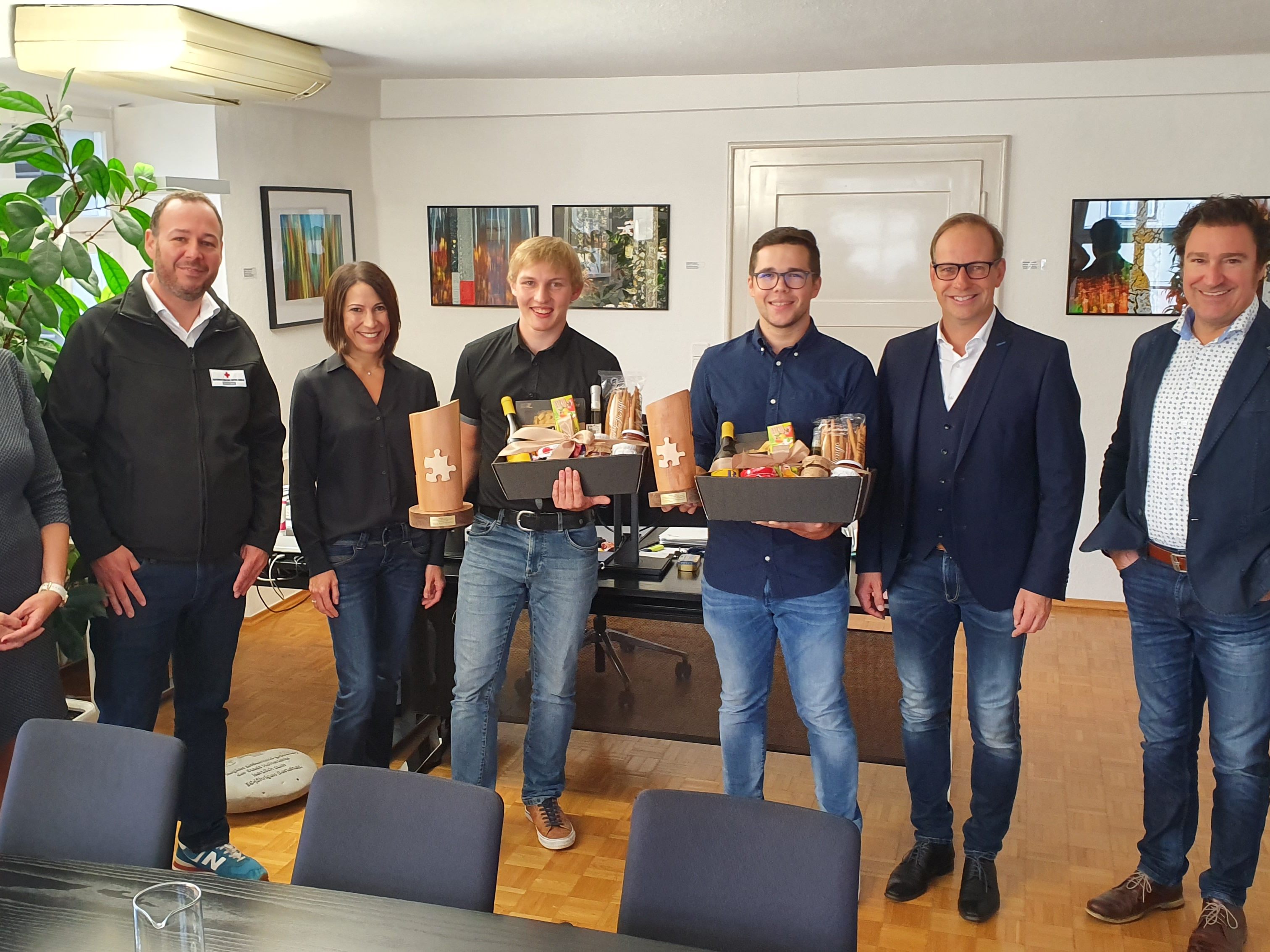 v. l. Nicole Weirather (Leitung Kindergartenreferat), Bertram Märk (Dienststellenleiter Rotkreuzabteilung), Sabine Mang (Leitung Kindergarten Neunteln), Sebastian Jehle, Matthias Lung, Bürgermeister Dieter Egger, Stadtamtsdirektor Markus Kranz