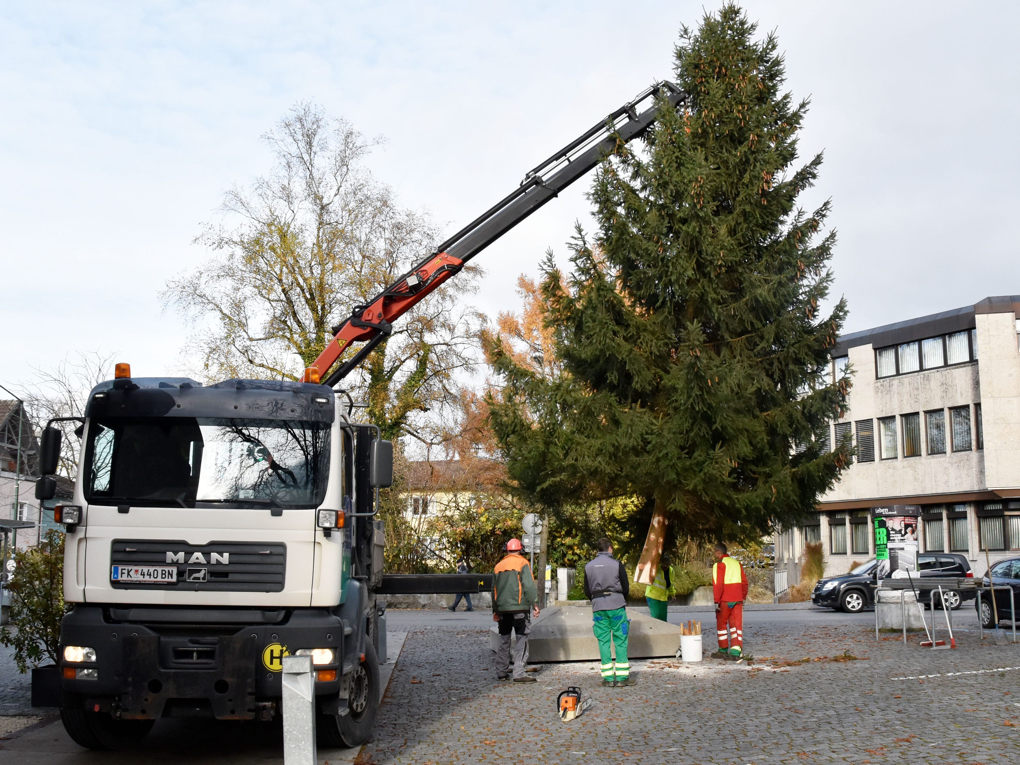 Das Bauhofteam beim Christbaumaufstellen.