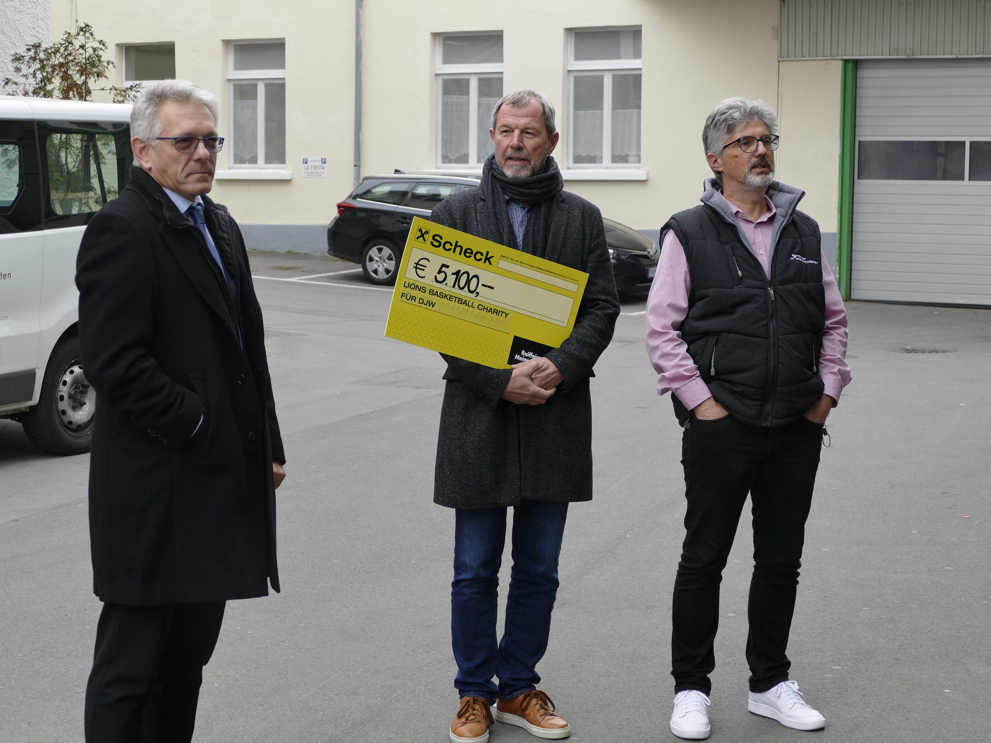 Markus Mittelberger (Mitte) durfte gemeinsam mit Udo Reiner (Raiba, li.) dem GF der Dornbirner Jugendwerkstätten, Elmar Luger (re.), den Spendenscheck übergeben.