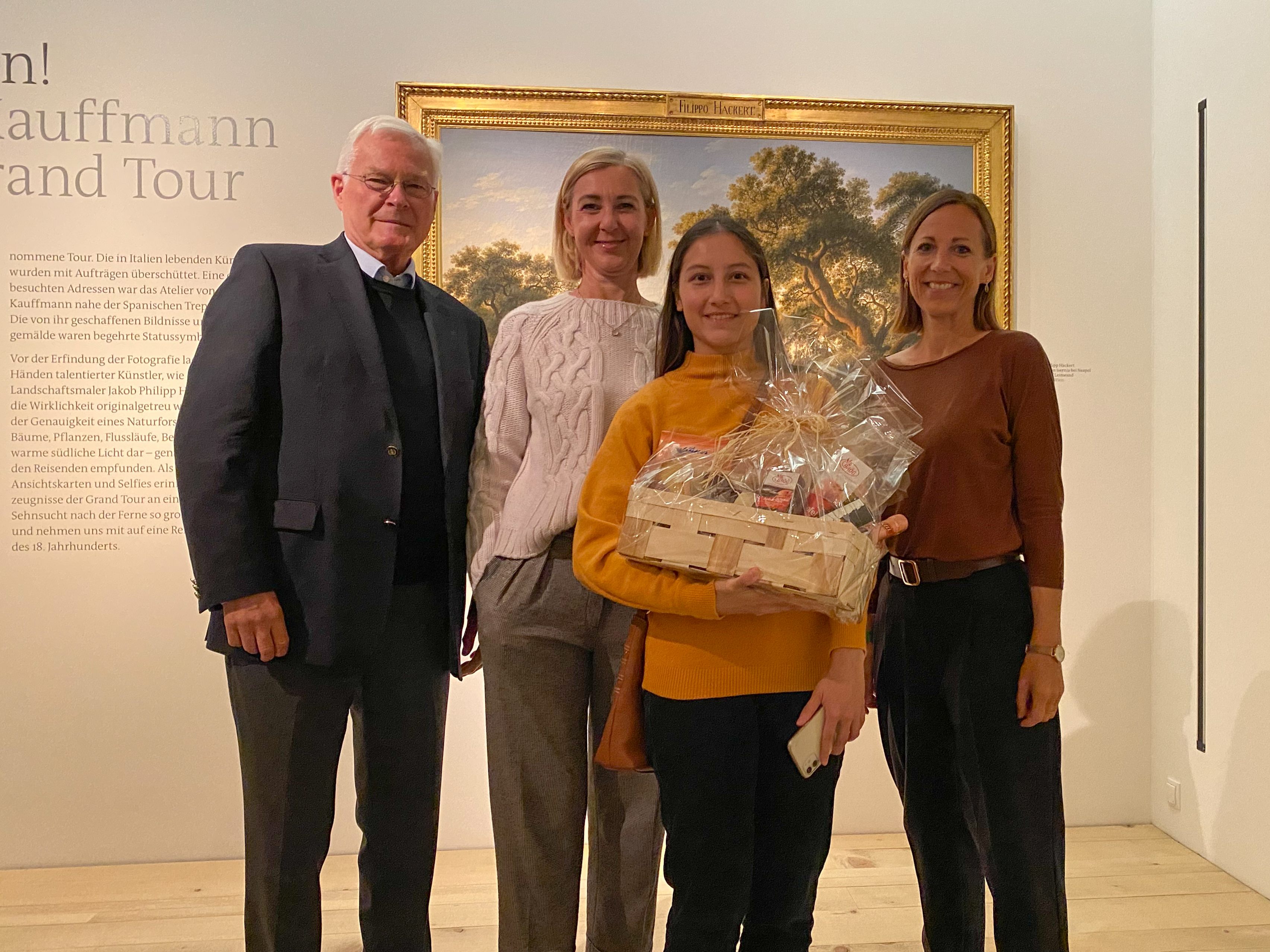 Obmann Gert Ammann, Geschäftsführerin Anna Claudia Strolz, Portraitmalerin Chantal Boso Flores, Museumsleiterin Marina Stiehle Obmann Gert Ammann, Geschäftsführerin Anna Claudia Strolz, Portraitmalerin Chantal Boso Flores, Museumsleiterin Marina Stiehle