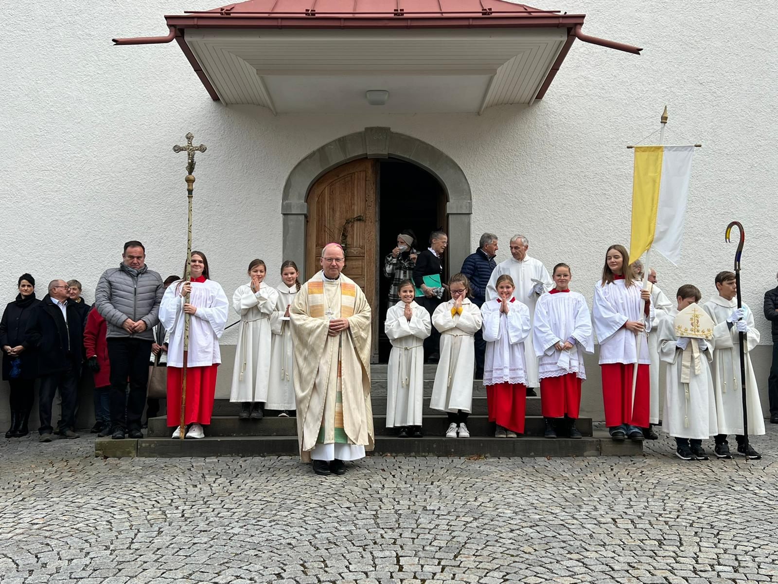 Nach dem Gottesdienst hatte die Bevölkerung auf dem Kirchplatz Gelegenheit, mit dem Bischof ins Gespräch zu kommen. Nach dem Gottesdienst hatte die Bevölkerung auf dem Kirchplatz Gelegenheit, mit dem Bischof ins Gespräch zu kommen.