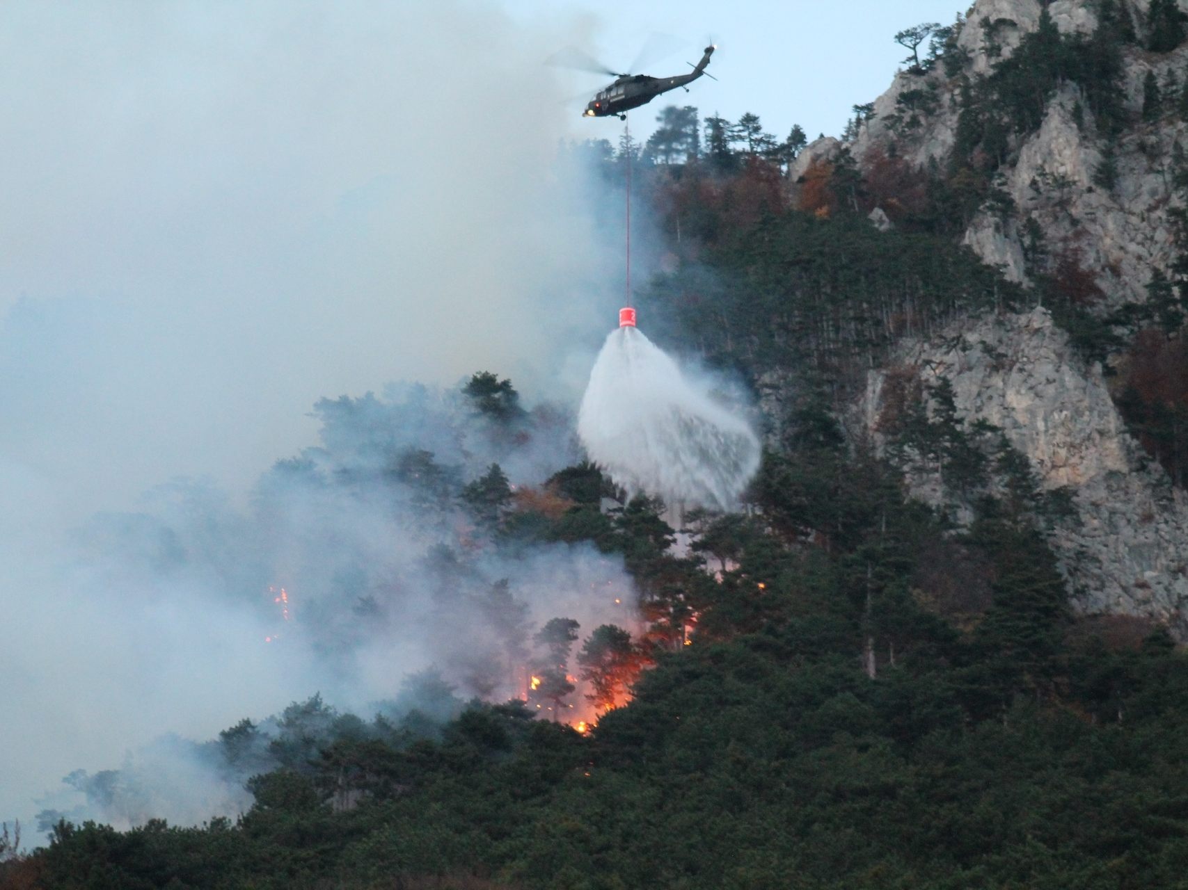Helikopter sind bei der Brandbekämpfung im Dauer-Einsatz.