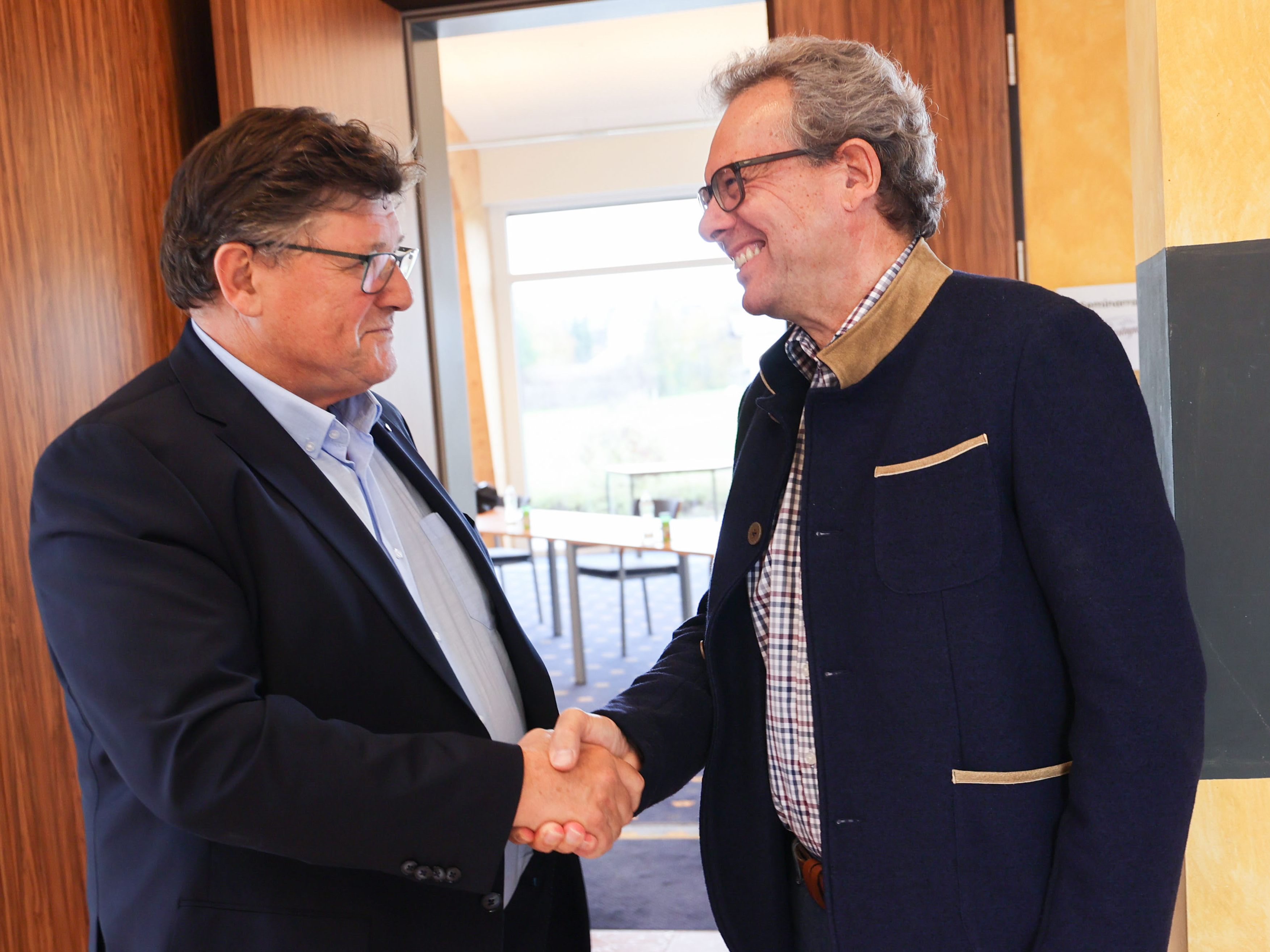 Rainer Wimmer (PRO-GE-Bundesvorsitzender) und Johannes Collini (Geschäftsführer Fachverband Metalltechnische Industrie) schütteln sich die Hände.