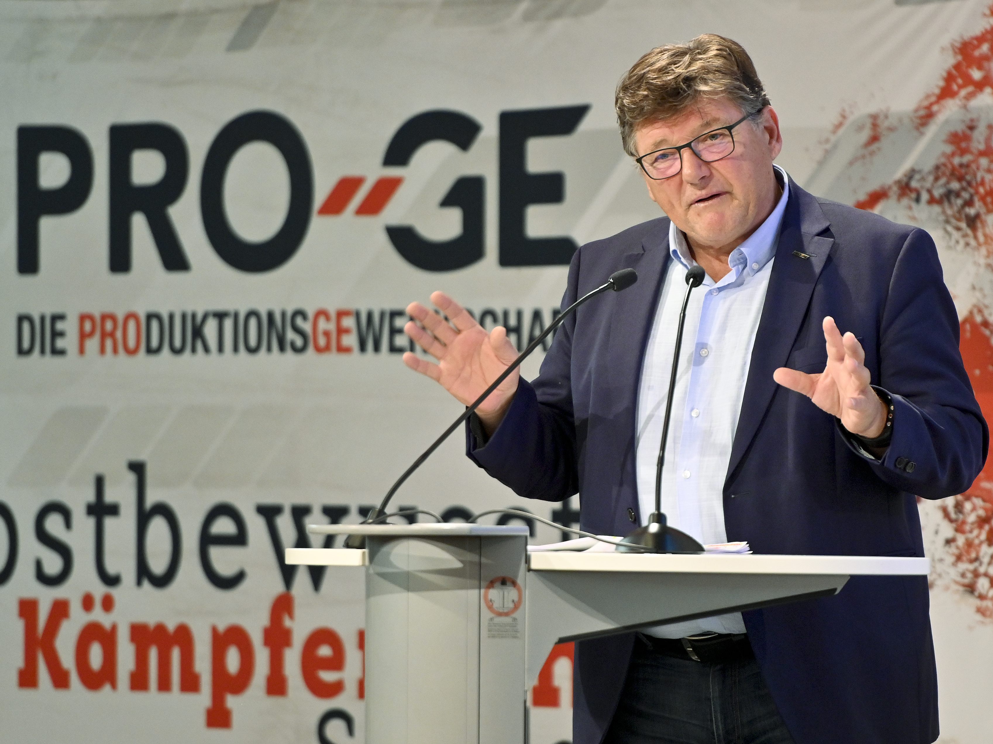 ÖGB-Arbeitnehmervertreter Rainer Wimmer (Pro-GE) rechnet mit Kampfmaßnahmen, wenn heute keine Einigung in der 4. Runde der Metaller-KV-Verhandlungen erzielt wird. ÖGB-Arbeitnehmervertreter Rainer Wimmer (Pro-GE) rechnet mit Kampfmaßnahmen, wenn heute keine Einigung in der 4. Runde der Metaller-KV-Verhandlungen erzielt wird.