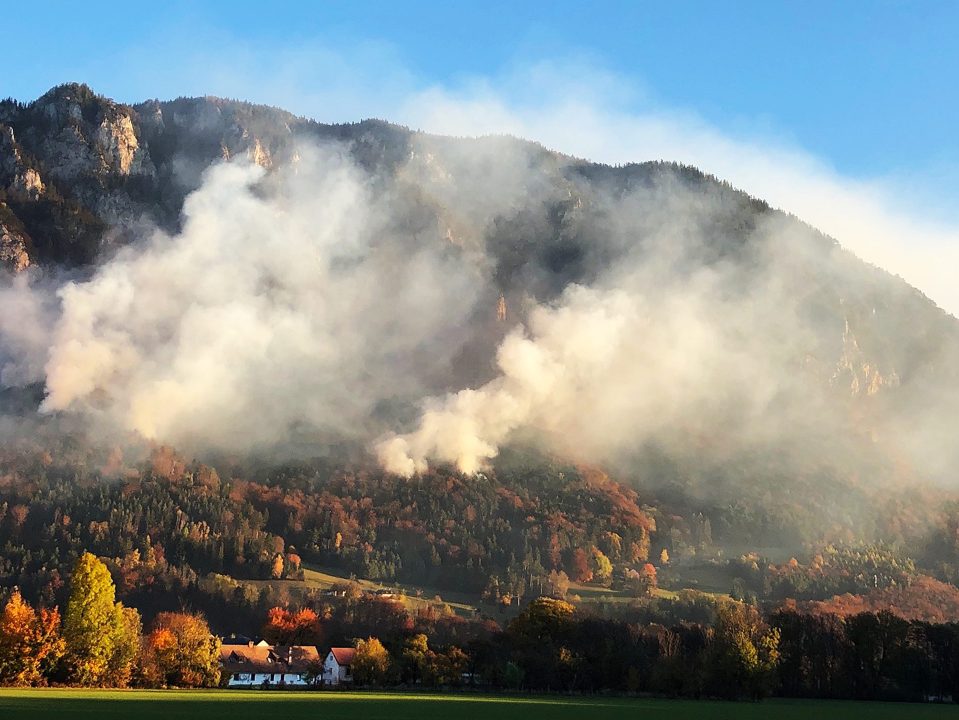 Die Ermittlungen an der Ausbruchsstelle des Waldbrands im Rax-Gebiet beginnen am Mittwoch.