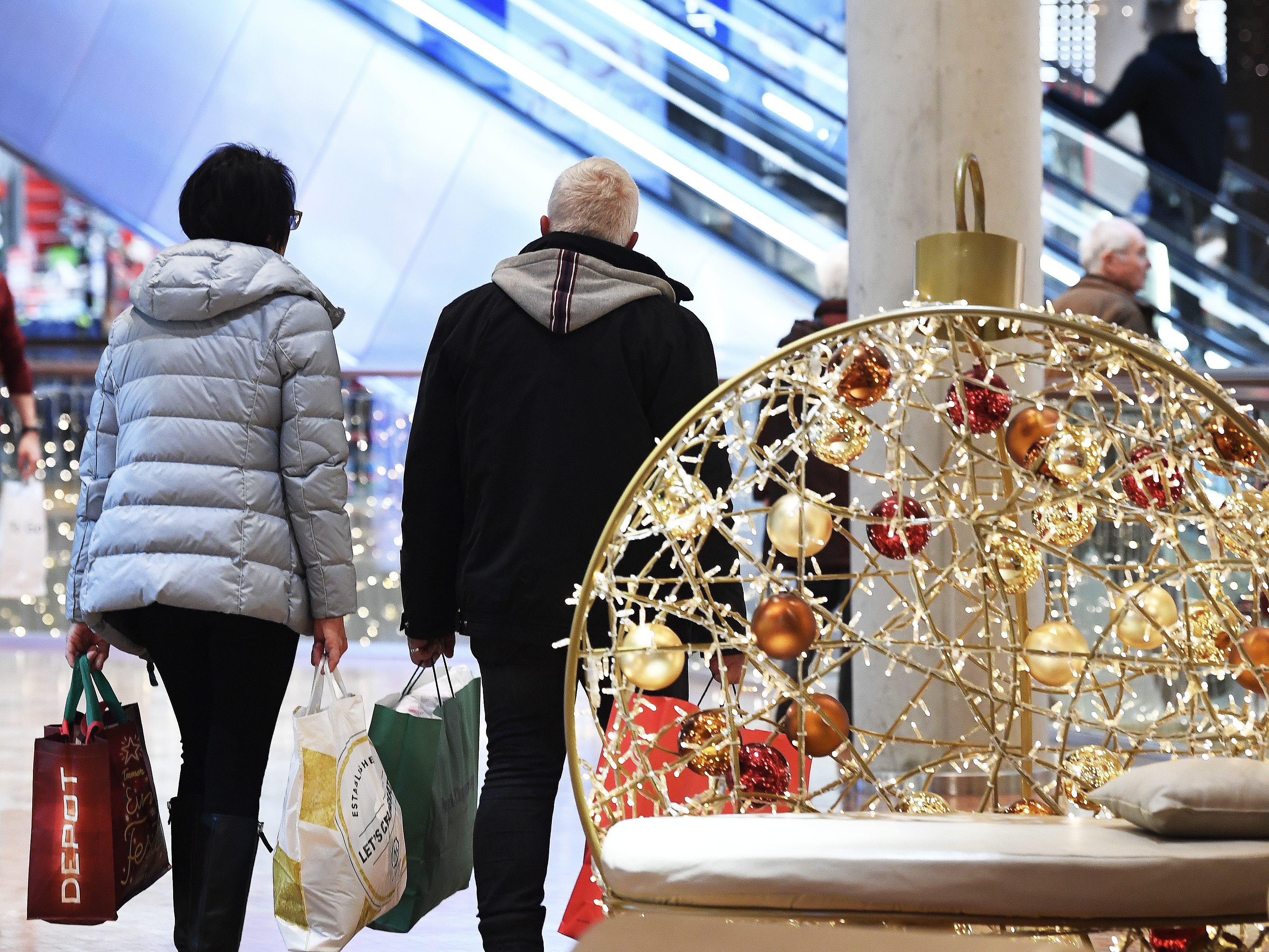 Lockdown für Ungeimpfte trifft Handel in Vorweihnachtszeit hart. Lockdown für Ungeimpfte trifft Handel in Vorweihnachtszeit hart.