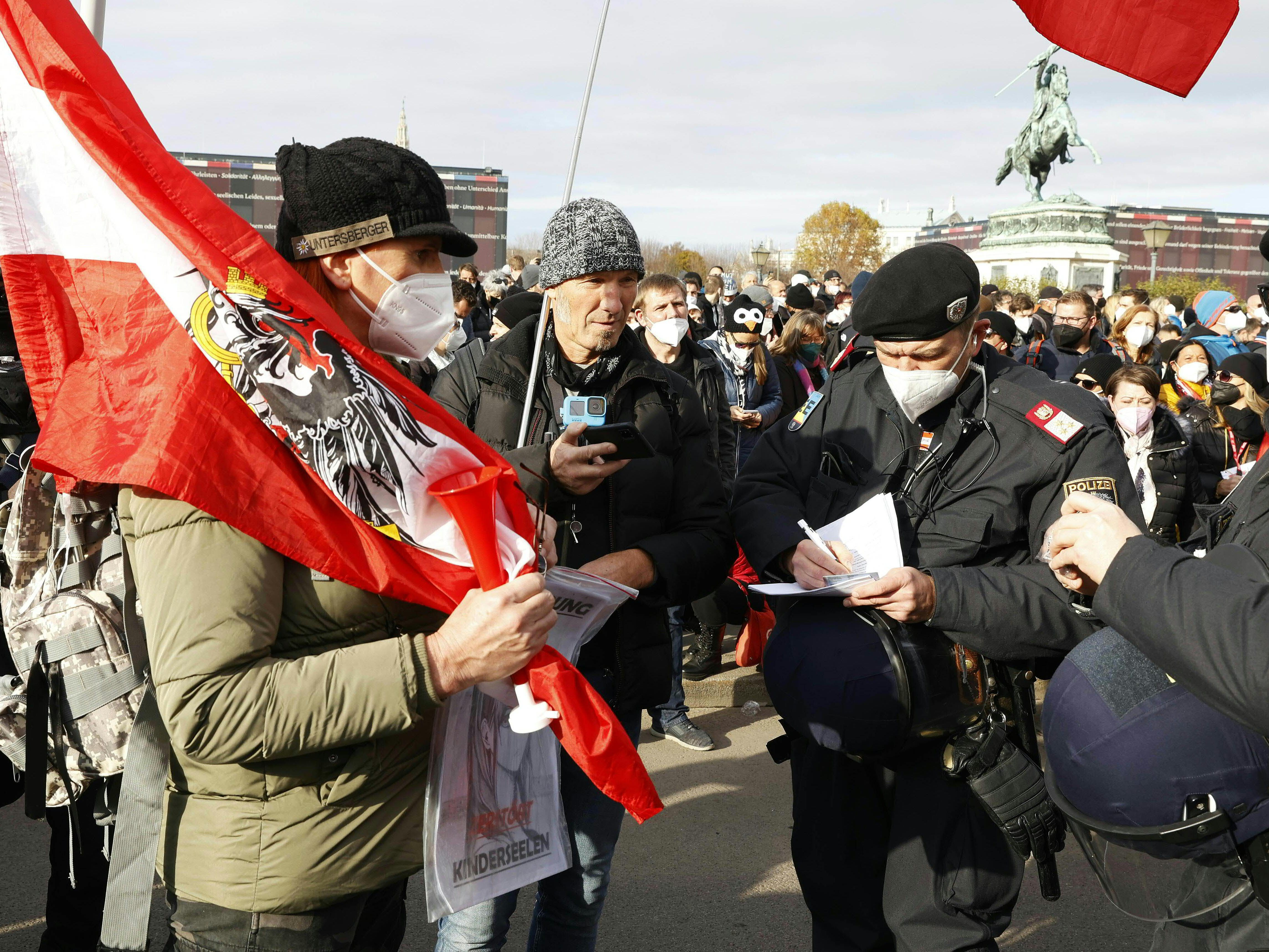 Polizeibeamte während einer Demonstration gegen die Corona-Maßnahmen am Samstag, 20. November 2021, in Wien. Polizeibeamte während einer Demonstration gegen die Corona-Maßnahmen am Samstag, 20. November 2021, in Wien.