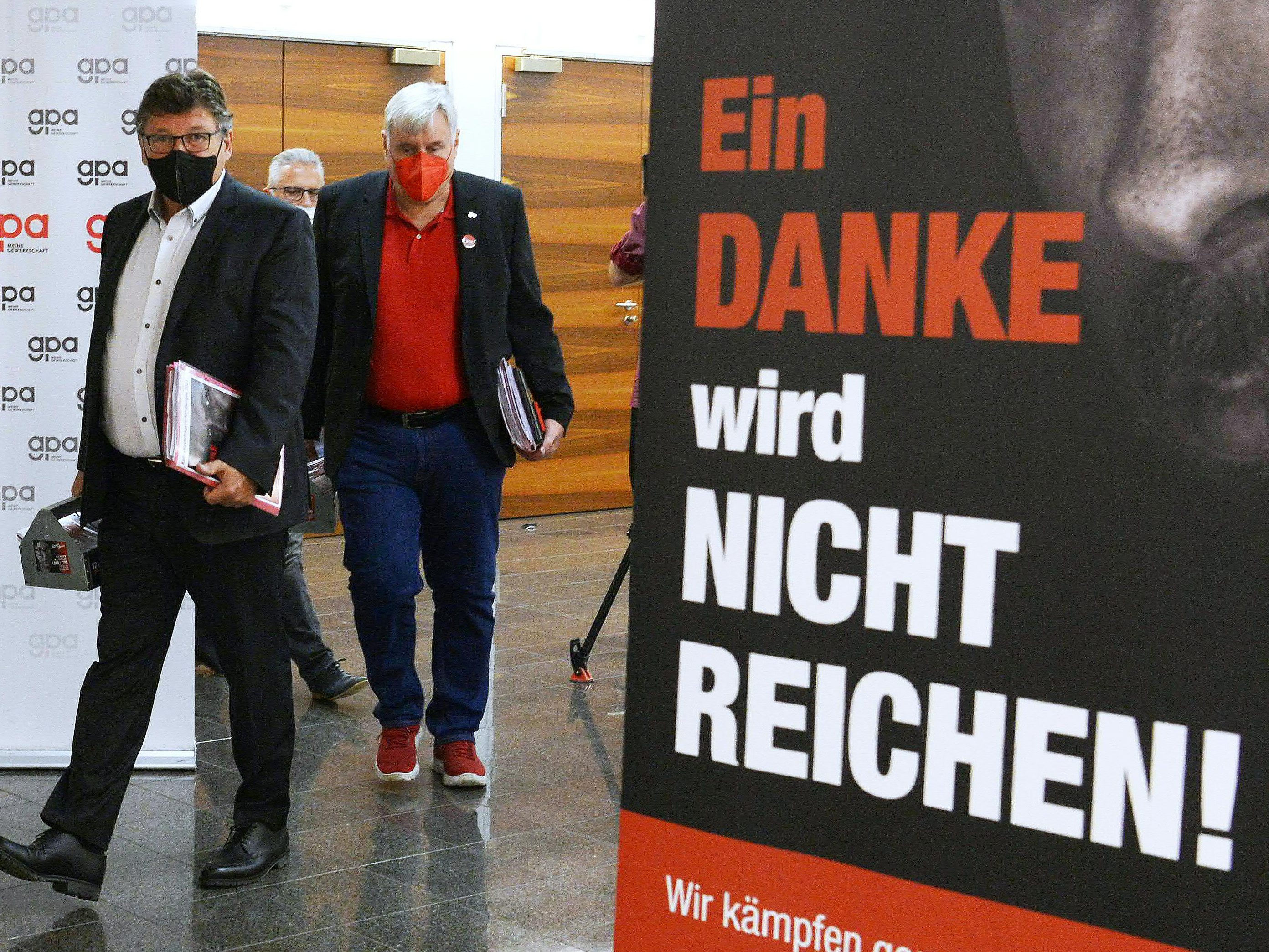 Nach 14 Stunden wurde die Verhandlung abgebrochen. Nach 14 Stunden wurde die Verhandlung abgebrochen.