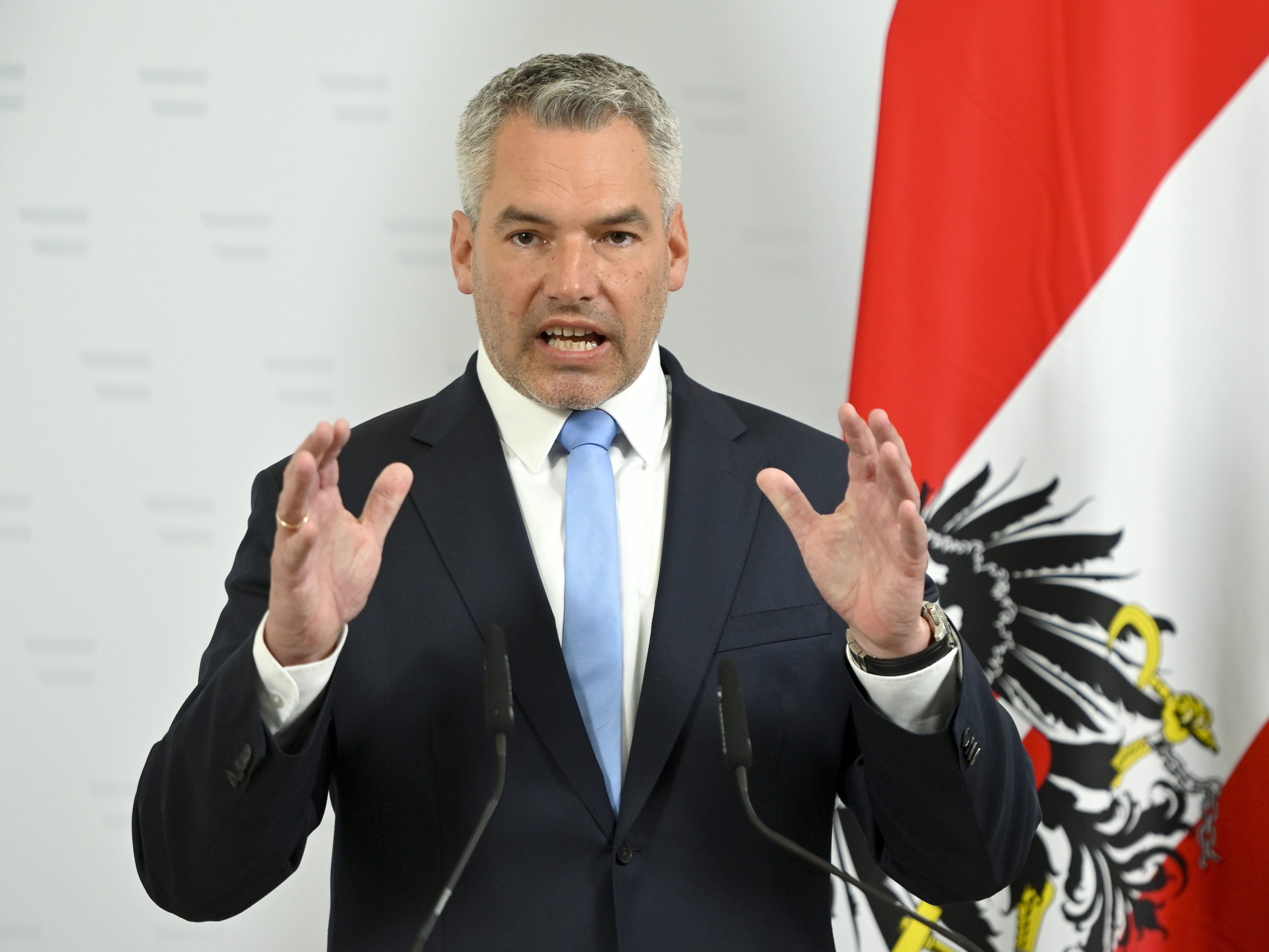 Innenminister Karl Nehammer (ÖVP) kündigte am Montag schärfere Kontrollen der 2G-Regeln durch die Polizei an.