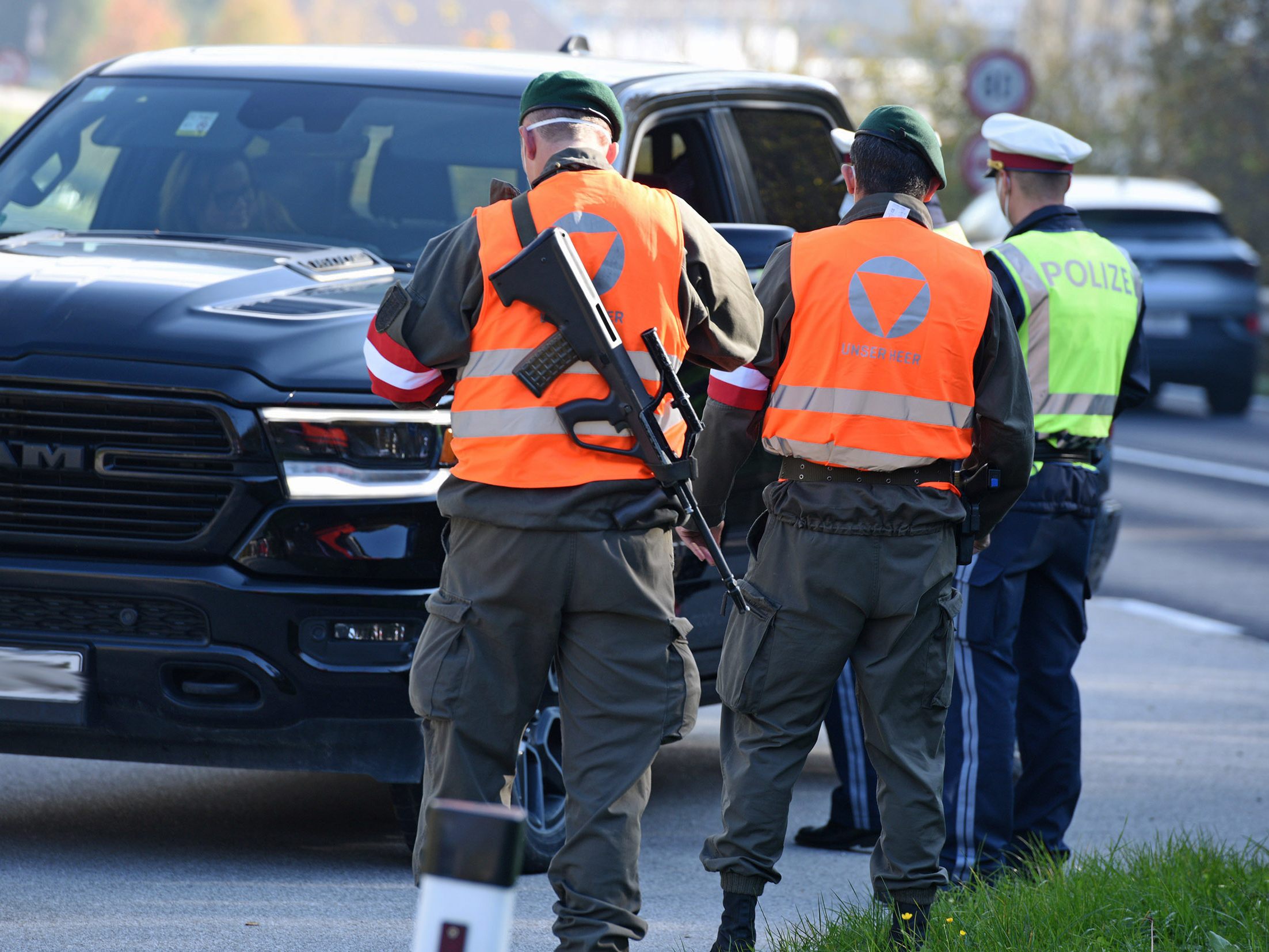 Polizei und Bundesheer führen in Hochinzidenz-Gebieten Ausreisekontrollen durch.