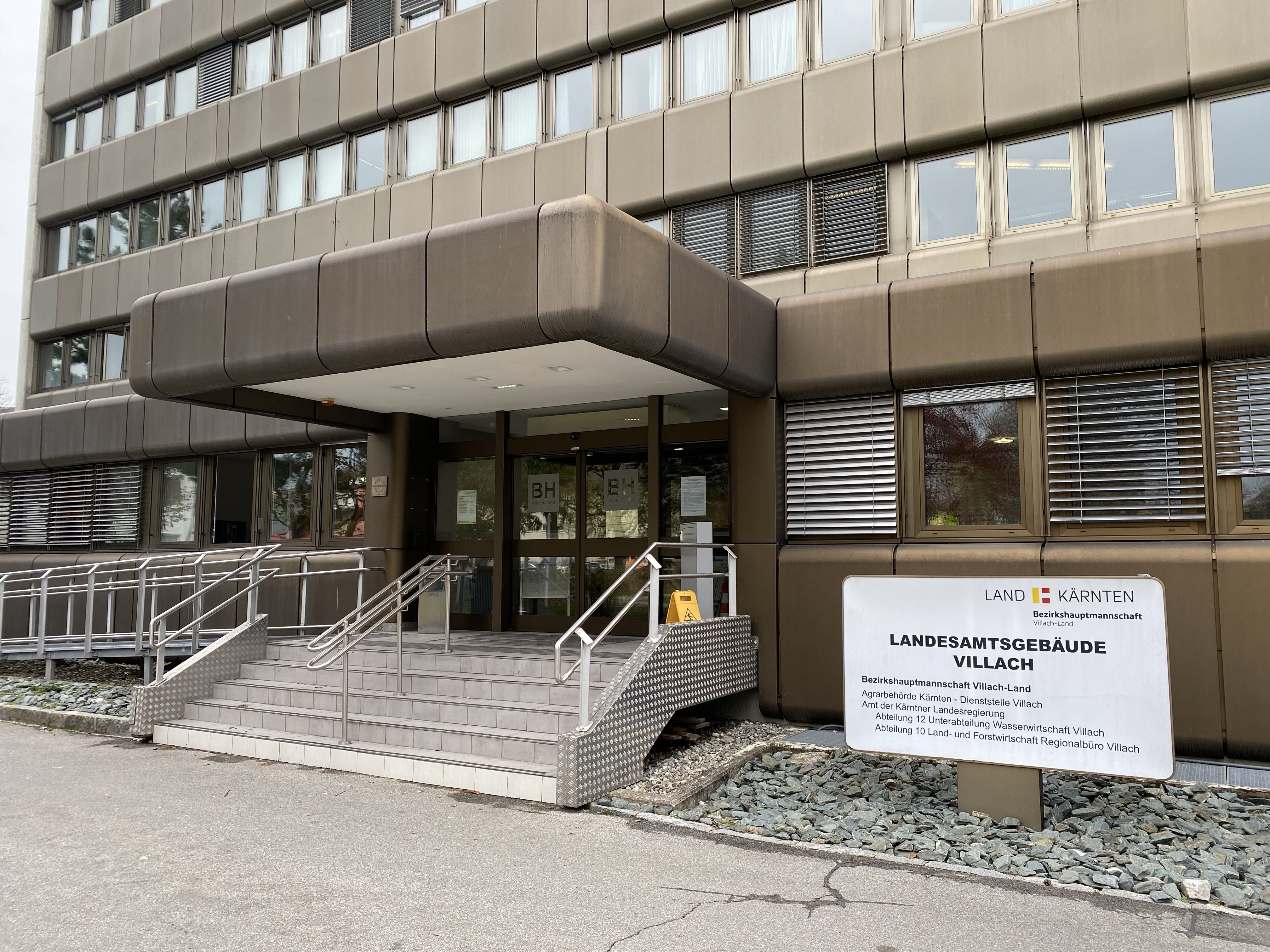 FRAU IN VILLACH ERSCHLAGEN UND VOR BEZIRKSHAUPTMANNSCHAFT ABGELEGT FRAU IN VILLACH ERSCHLAGEN UND VOR BEZIRKSHAUPTMANNSCHAFT ABGELEGT