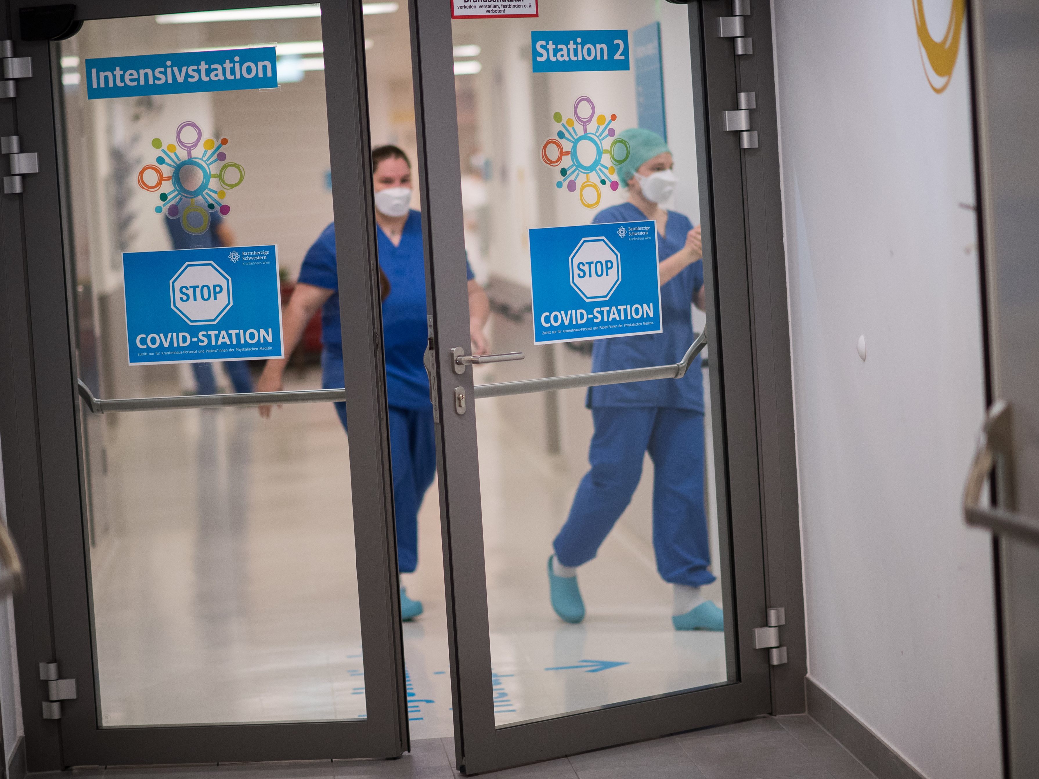 Die anwachsende Corona-Zahlen haben die Lage auf bestimmten Intensivstationen beeinflusst. Die anwachsende Corona-Zahlen haben die Lage auf bestimmten Intensivstationen beeinflusst.