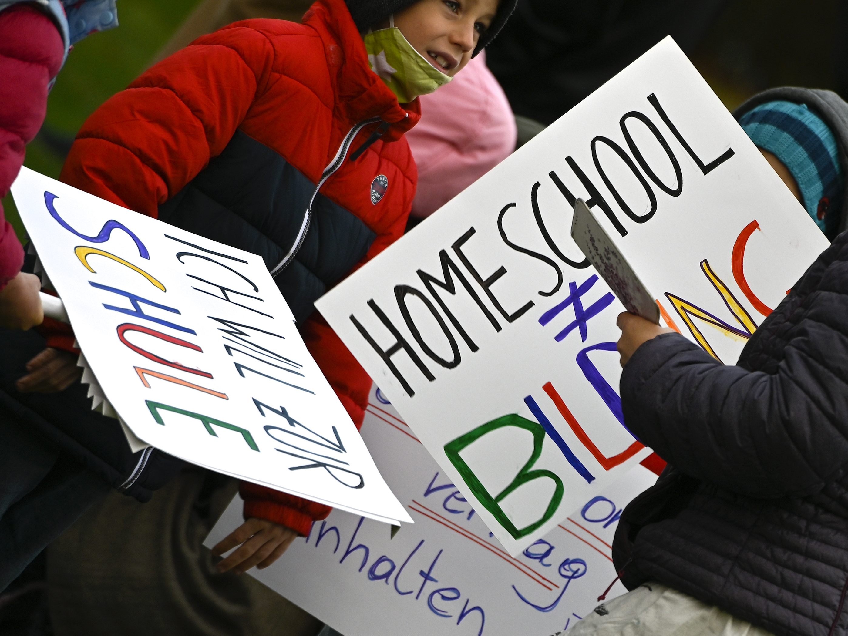 Am Tag der Kinderrechte fordern NGOs Politiker dazu auf bei Entscheidungen die Rechte von Kindern mehr zu berücksichtigen. Am Tag der Kinderrechte fordern NGOs Politiker dazu auf bei Entscheidungen die Rechte von Kindern mehr zu berücksichtigen.