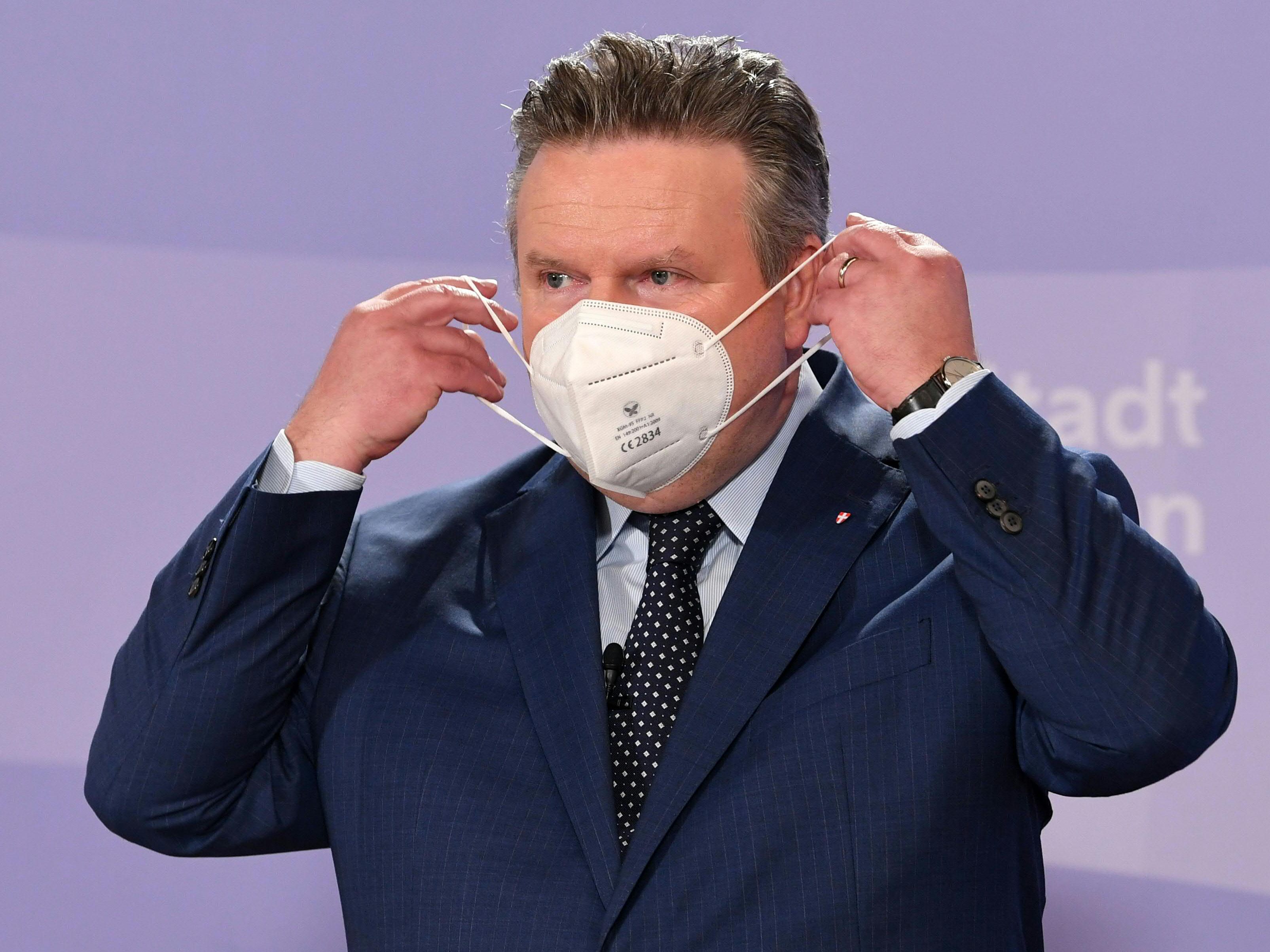 Bürgermeister Michael Ludwig (SPÖ) berät am Donnerstag mit Experten über mögliche Corona-Verschärfungen in Wien. Bürgermeister Michael Ludwig (SPÖ) berät am Donnerstag mit Experten über mögliche Corona-Verschärfungen in Wien.