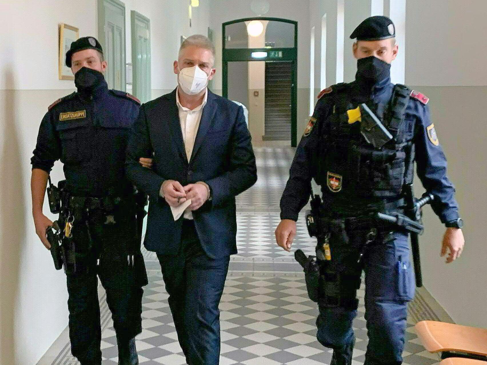 Der Drogenprozess gegen Julian Hessenberger am Mittwoch in St. Pölten wurde erneut vertagt. Der Drogenprozess gegen Julian Hessenberger am Mittwoch in St. Pölten wurde erneut vertagt.