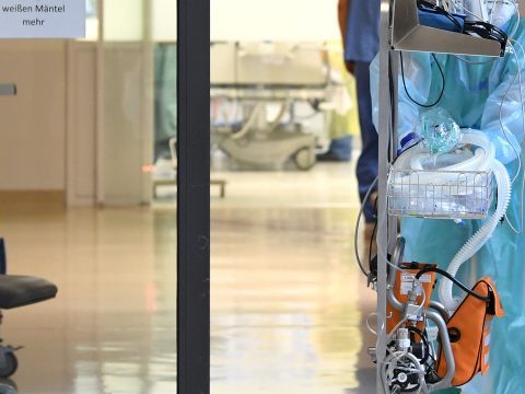Die jüngste Covid-Patienten auf der Intensivstation ist 15 Monate alt. Die jüngste Covid-Patienten auf der Intensivstation ist 15 Monate alt.