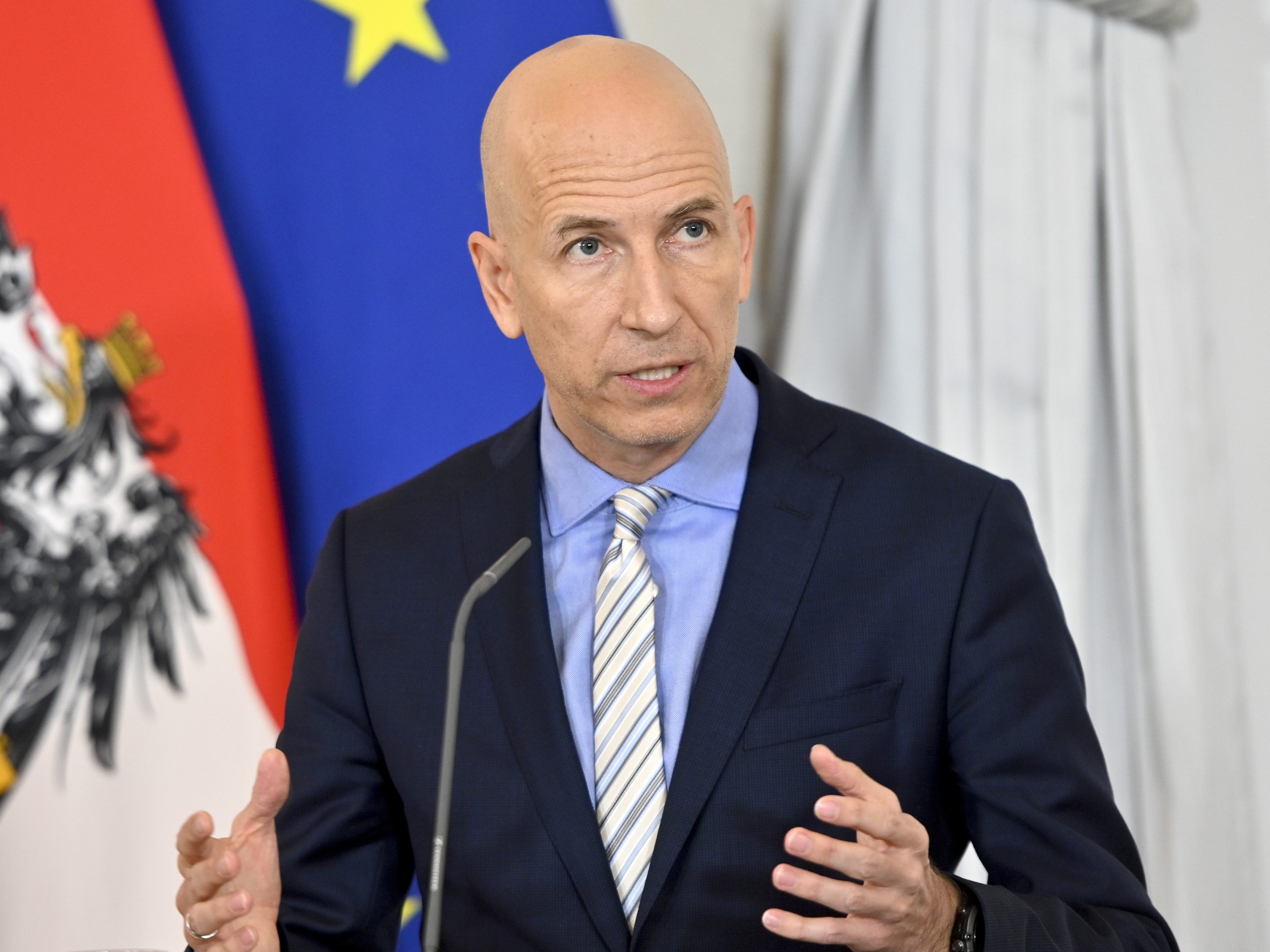 Bei einer Pressekonferenz am Freitag mit Arbeitsminister Martin Kocher (ÖVP) informiert die Regierung über Neuigkeiten bei der Corona-Kurzarbeit. Bei einer Pressekonferenz am Freitag mit Arbeitsminister Martin Kocher (ÖVP) informiert die Regierung über Neuigkeiten bei der Corona-Kurzarbeit.