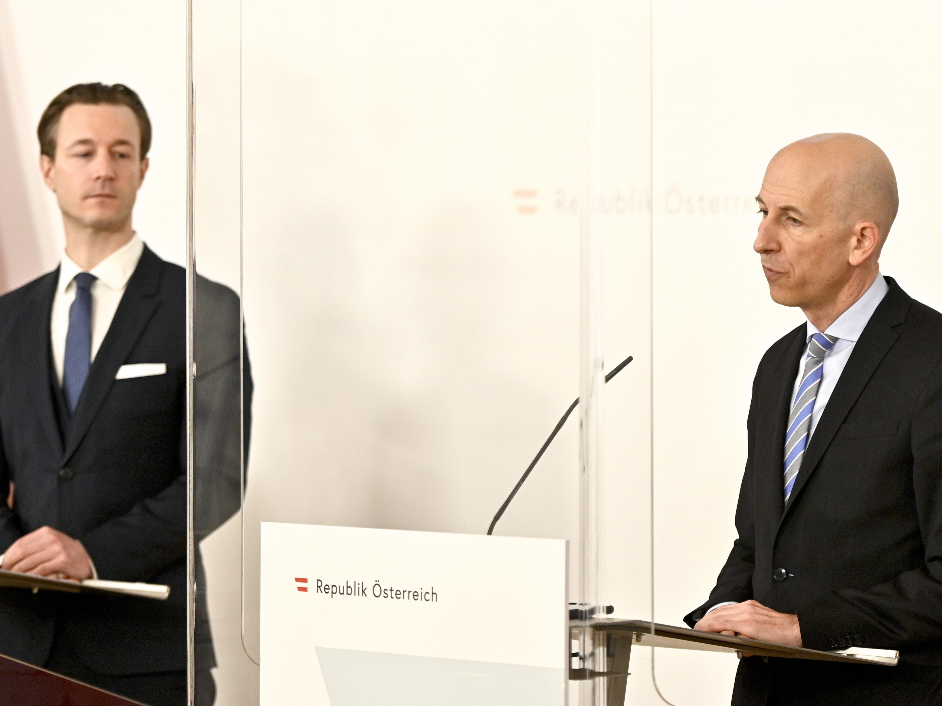 Neben Gernot Blümel ist bei der Pressekonferenz zu den Corona-Maßnahmen auch Martin Kocher mit dabei.