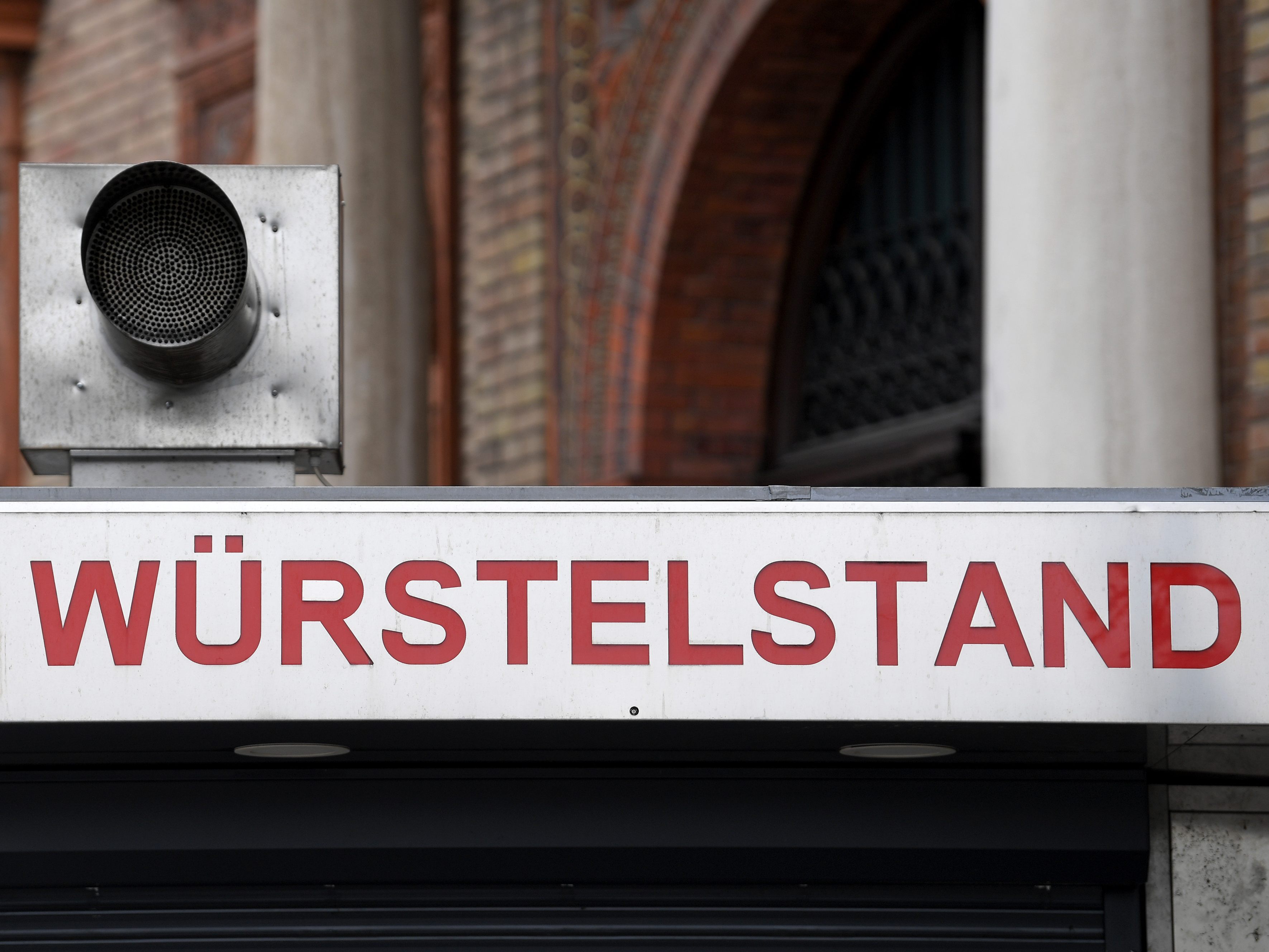 Das Duo stahl diverse Gegenstände aus dem Imbissstand.