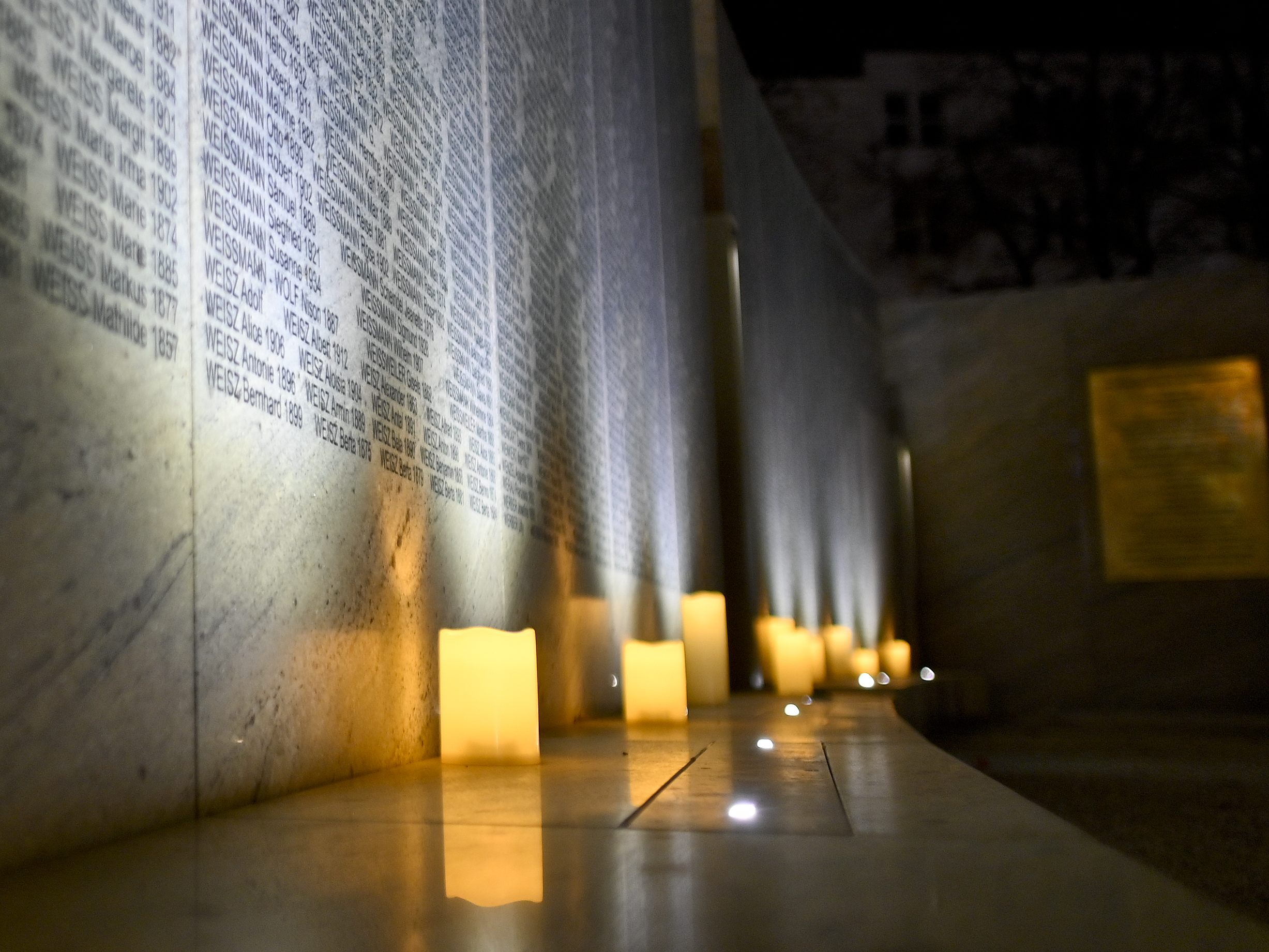 In Wien fand die Eröffnung der Shoah-Gedenkmauer statt.