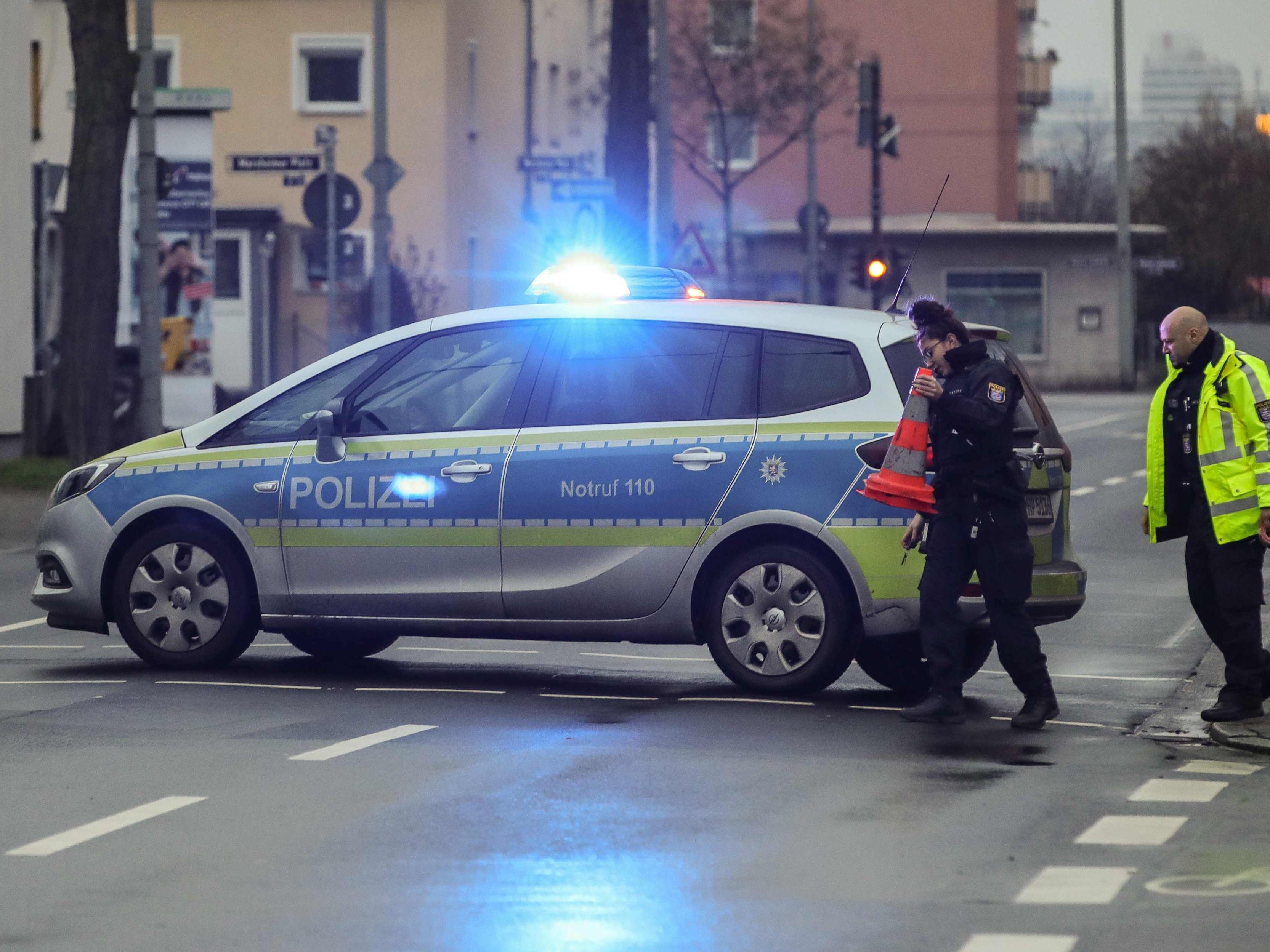 Zwei Berliner Polizisten fanden die Leiche eines russischen Diplomaten vor der russischen Botschaft in Berlin. Zwei Berliner Polizisten fanden die Leiche eines russischen Diplomaten vor der russischen Botschaft in Berlin.