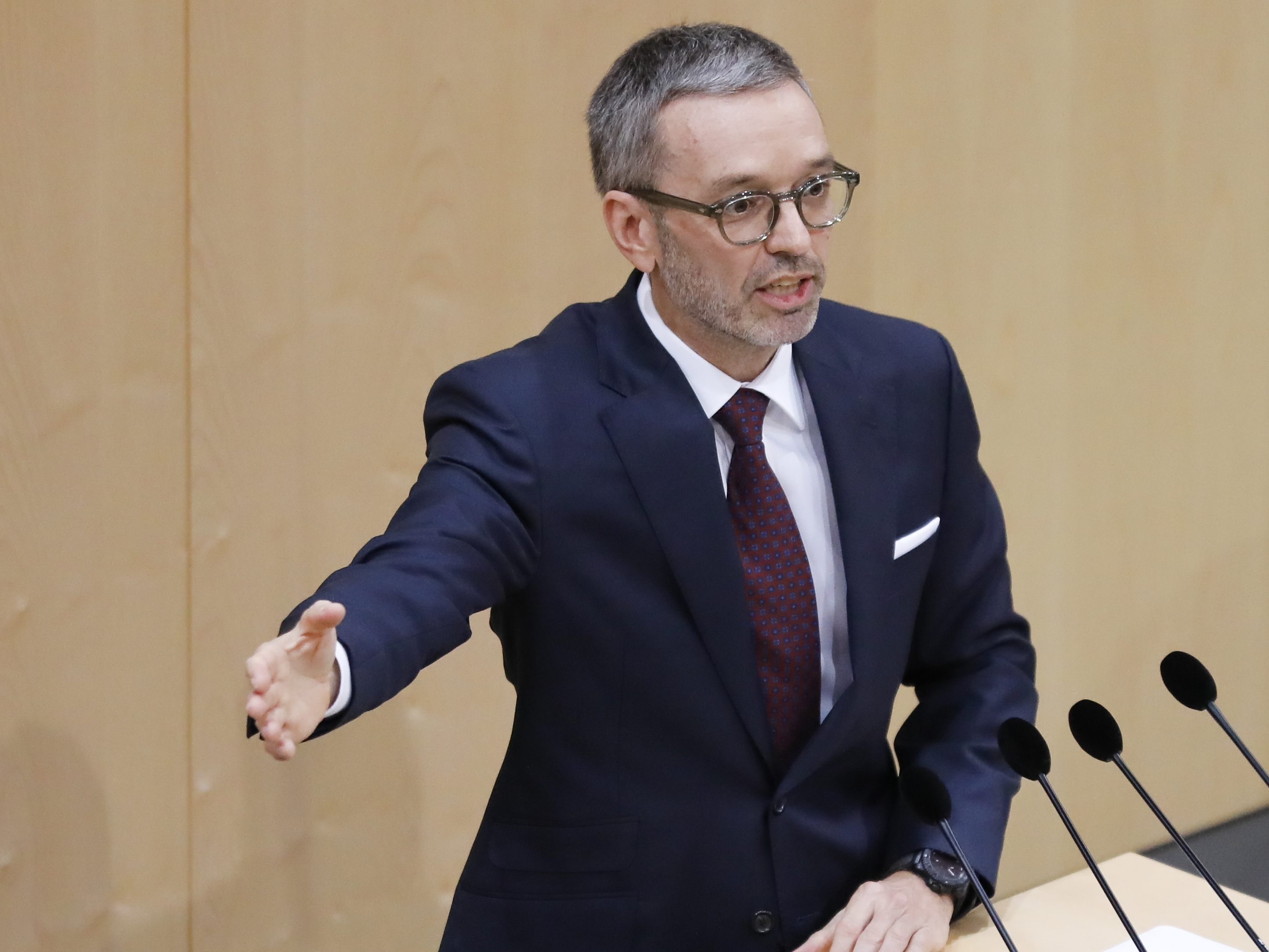 Herbert Kickl (FPÖ) sieht, seit Verkündung der neuen Corona-Maßnahmen, Österreich als eine "Diktatur". Herbert Kickl (FPÖ) sieht, seit Verkündung der neuen Corona-Maßnahmen, Österreich als eine "Diktatur".