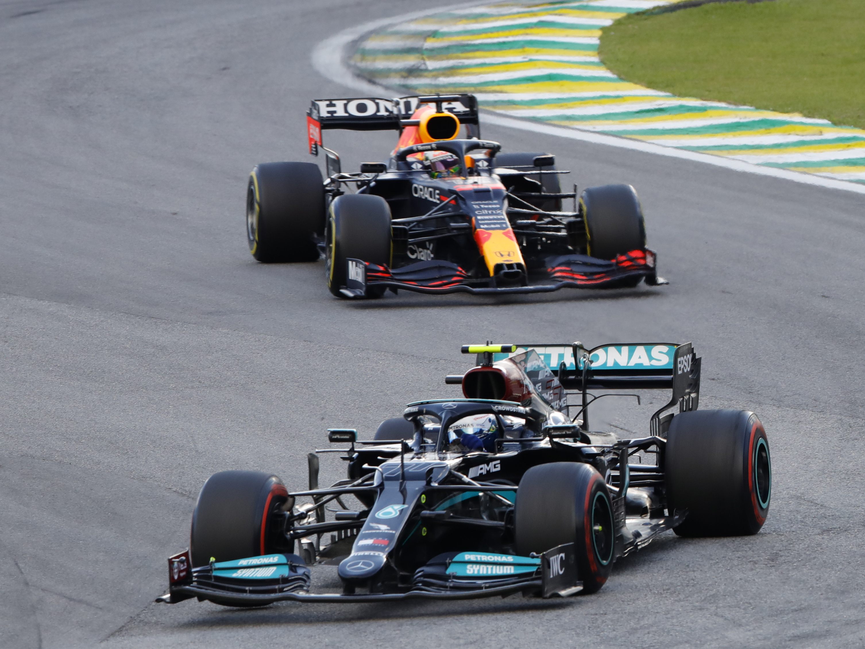 Mercedes' Veltteri Bottas und Max Verstappen auf der Strecke in Brasilien. Mercedes' Veltteri Bottas und Max Verstappen auf der Strecke in Brasilien.