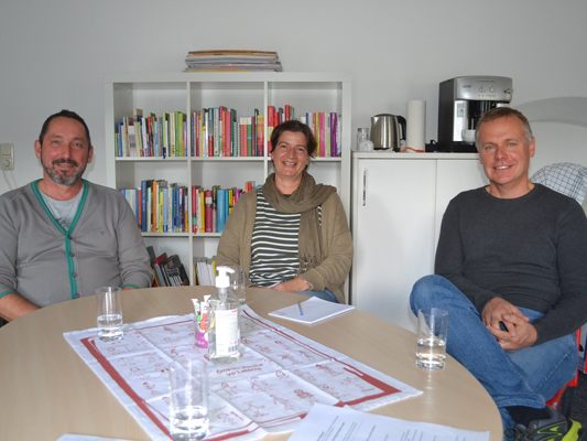 Christian Beiser (Beratungsstelle Existenz&Wohnen der Caritas) mit Veronika Winsauer und Thomas Hebenstreit (beide PfarrCaritas) Christian Beiser (Beratungsstelle Existenz&Wohnen der Caritas) mit Veronika Winsauer und Thomas Hebenstreit (beide PfarrCaritas)