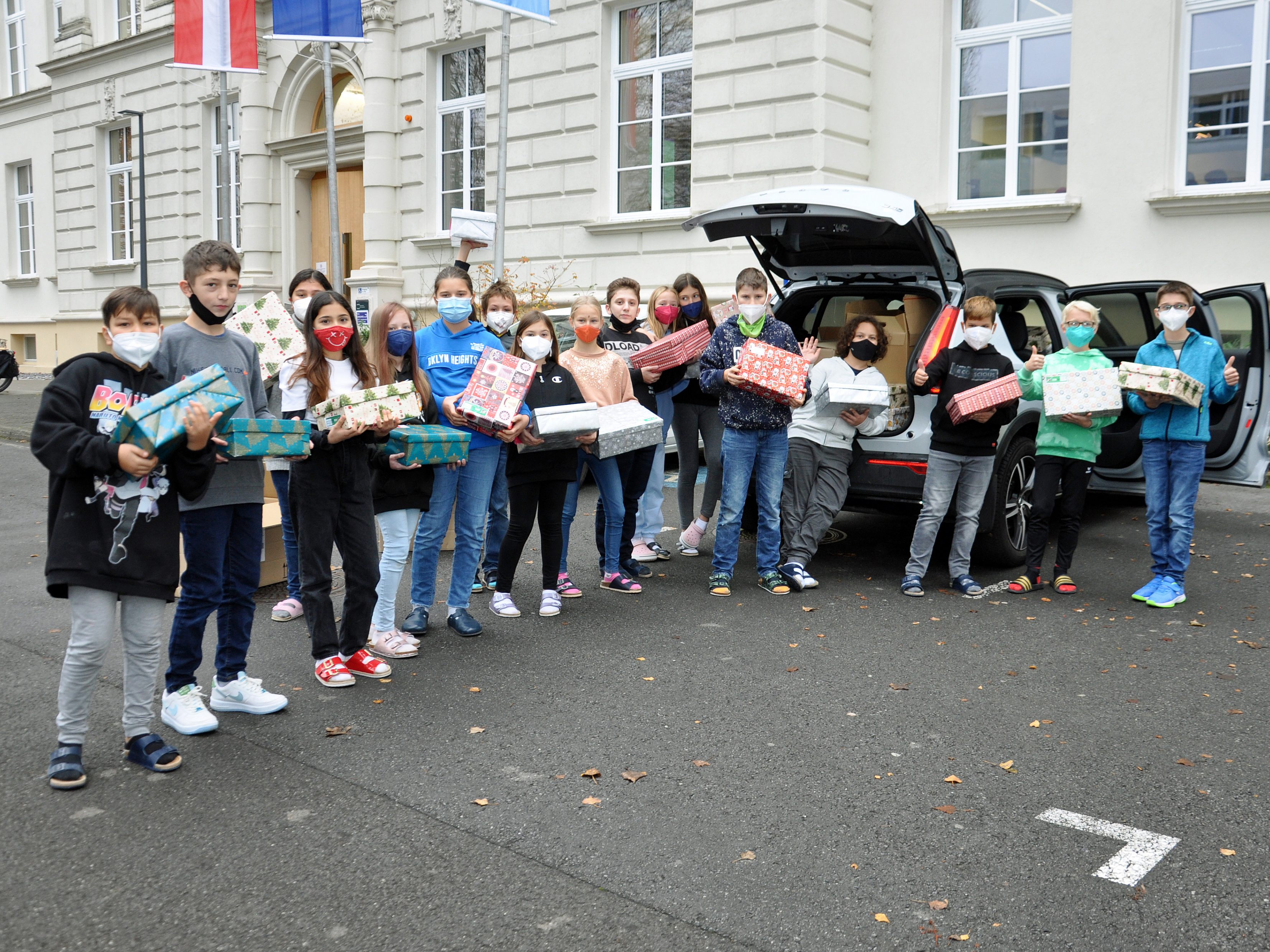 Insgesamt 55 Geschenkkartons wurden am BG Dornbirn befüllt und verpackt.
