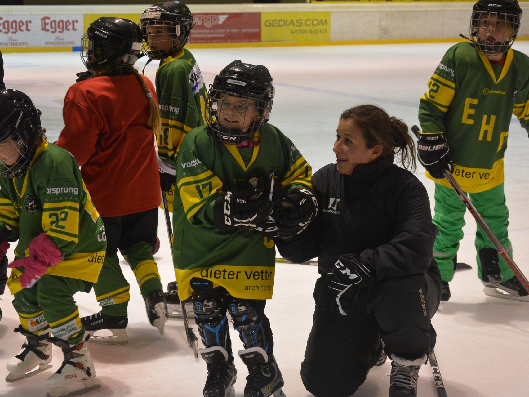 Eishockey hautnah erleben, durften interessierte Kinder beim Tag der offenen Tür des EHC. Eishockey hautnah erleben, durften interessierte Kinder beim Tag der offenen Tür des EHC.