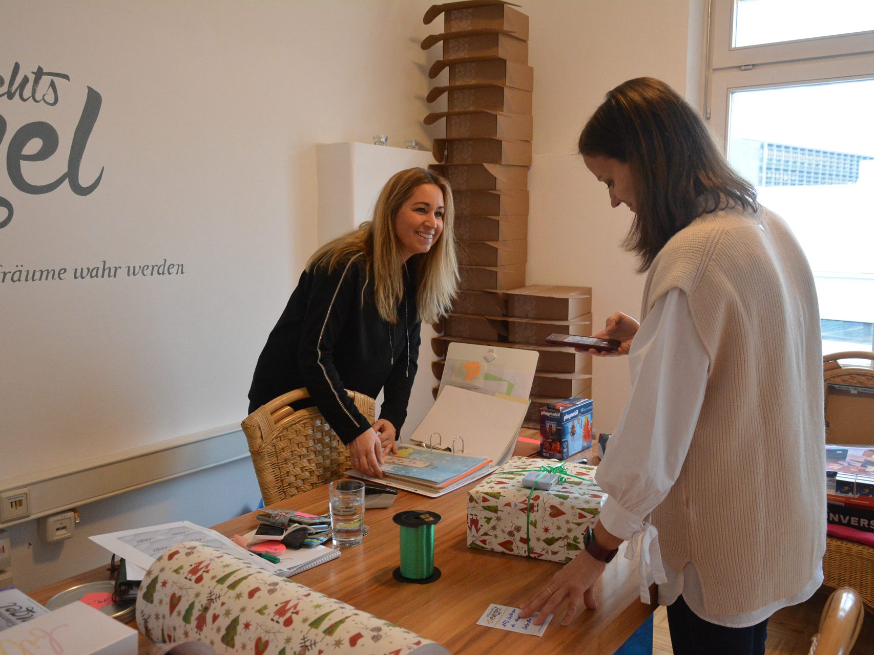 Bei den Weihnachtsengeln herrscht reges Treiben. Sie beschenken zu Weihnachten bedürftige Kinder im Land.