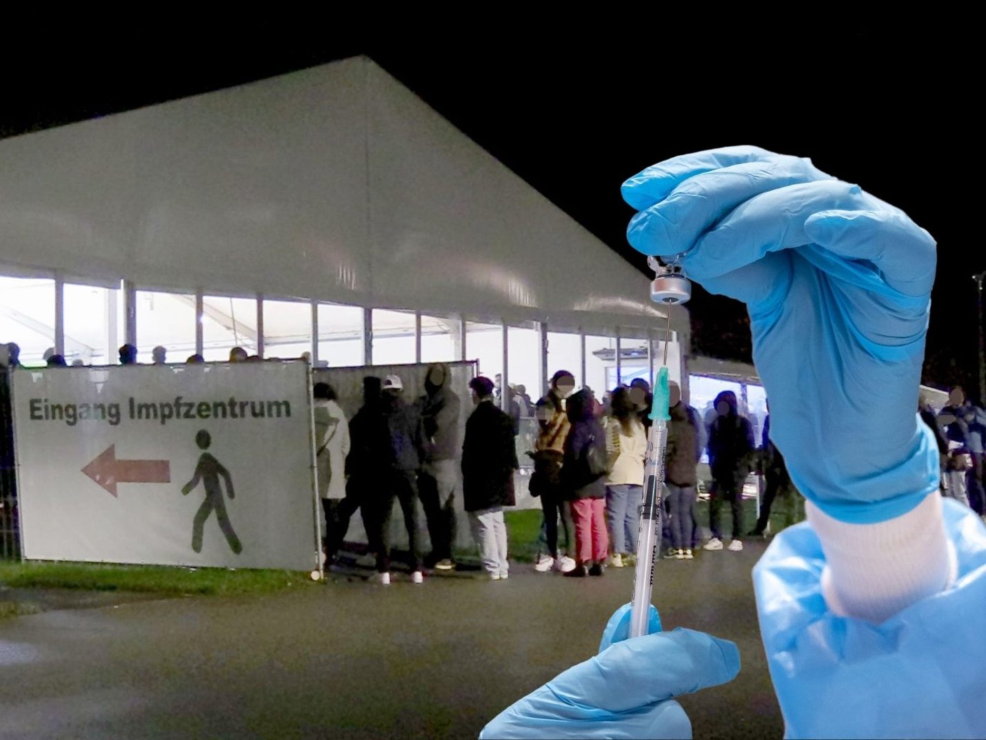 Lange Schlangen vor dem Impfzentrum in Bregenz.