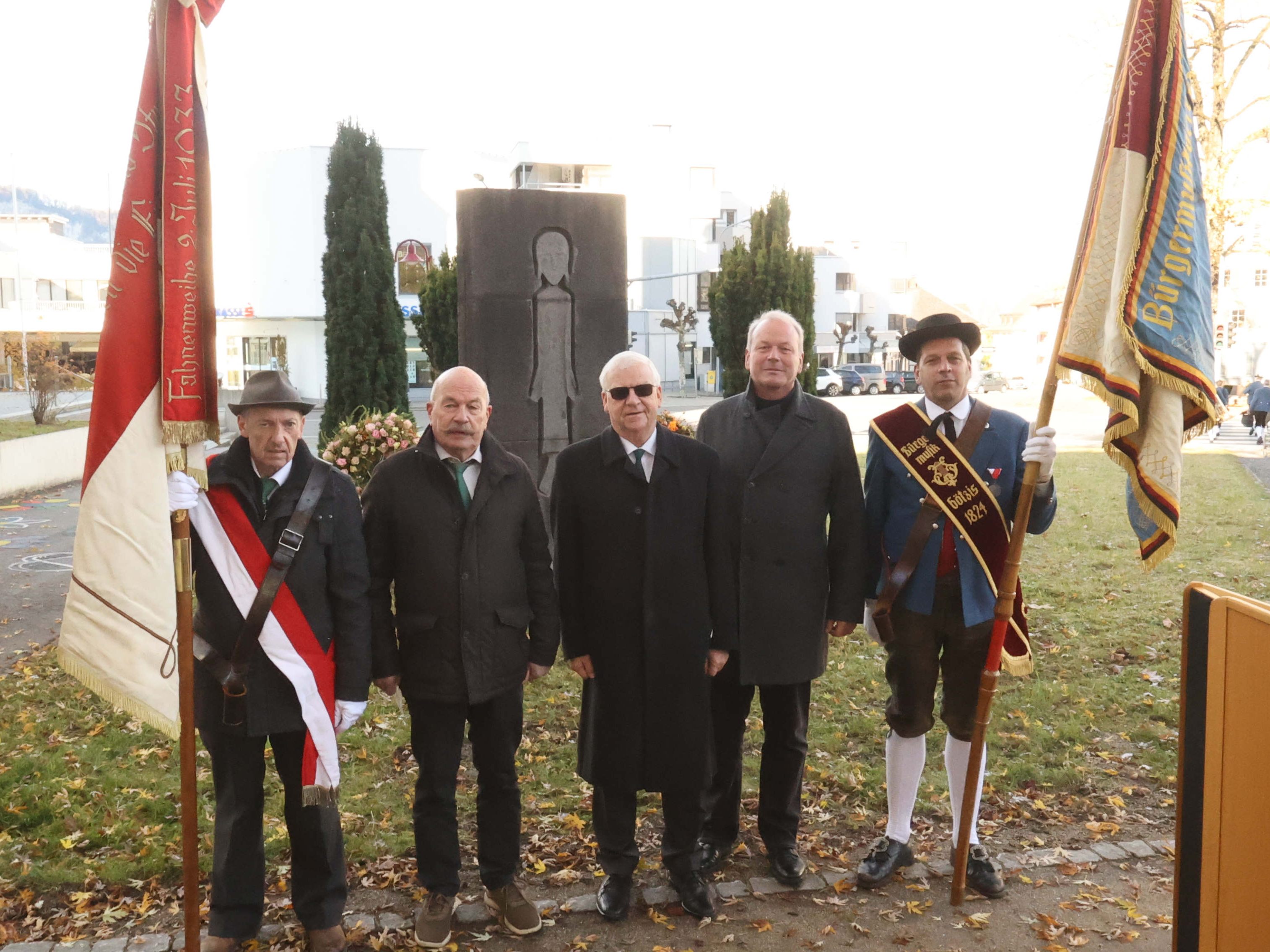 Walter Ladner und Helmut Loacker (Kameradschaftsbund), Redner Wolfgang Türtscher, Bgm. Christian Loacker und Martin Obmann (Bürgermusik). Walter Ladner und Helmut Loacker (Kameradschaftsbund), Redner Wolfgang Türtscher, Bgm. Christian Loacker und Martin Obmann (Bürgermusik).