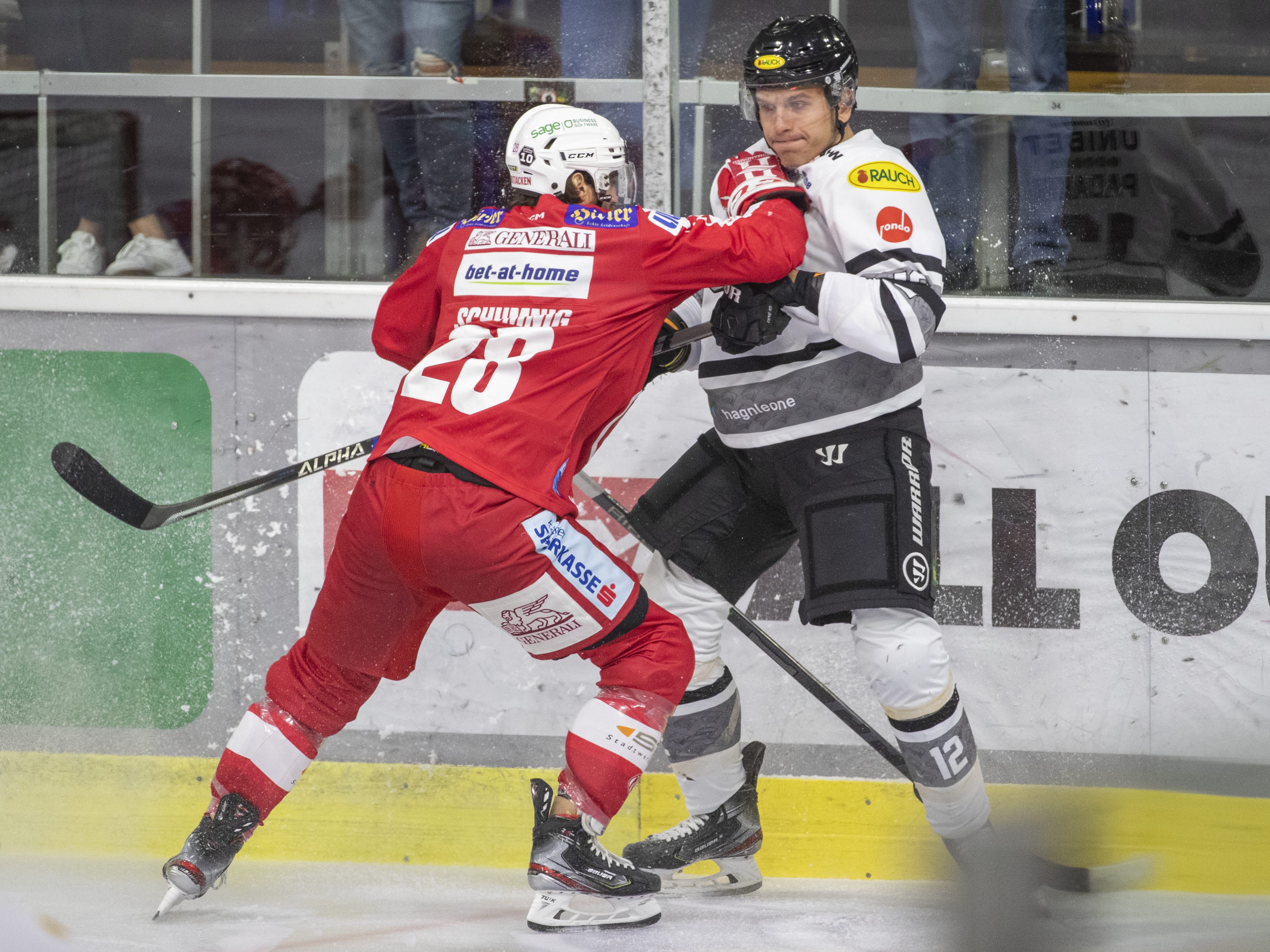 Der KAC und die Bulldogs lieferten sich einen harten Kampf bis zum Schluss. Der KAC und die Bulldogs lieferten sich einen harten Kampf bis zum Schluss.