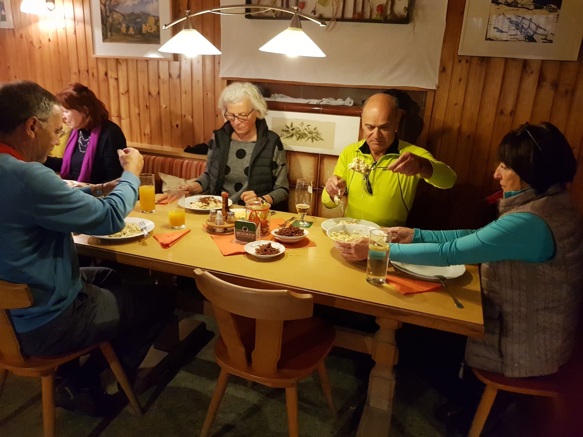 Man ließ es sich schmecken, bei Anneliese im Berghof