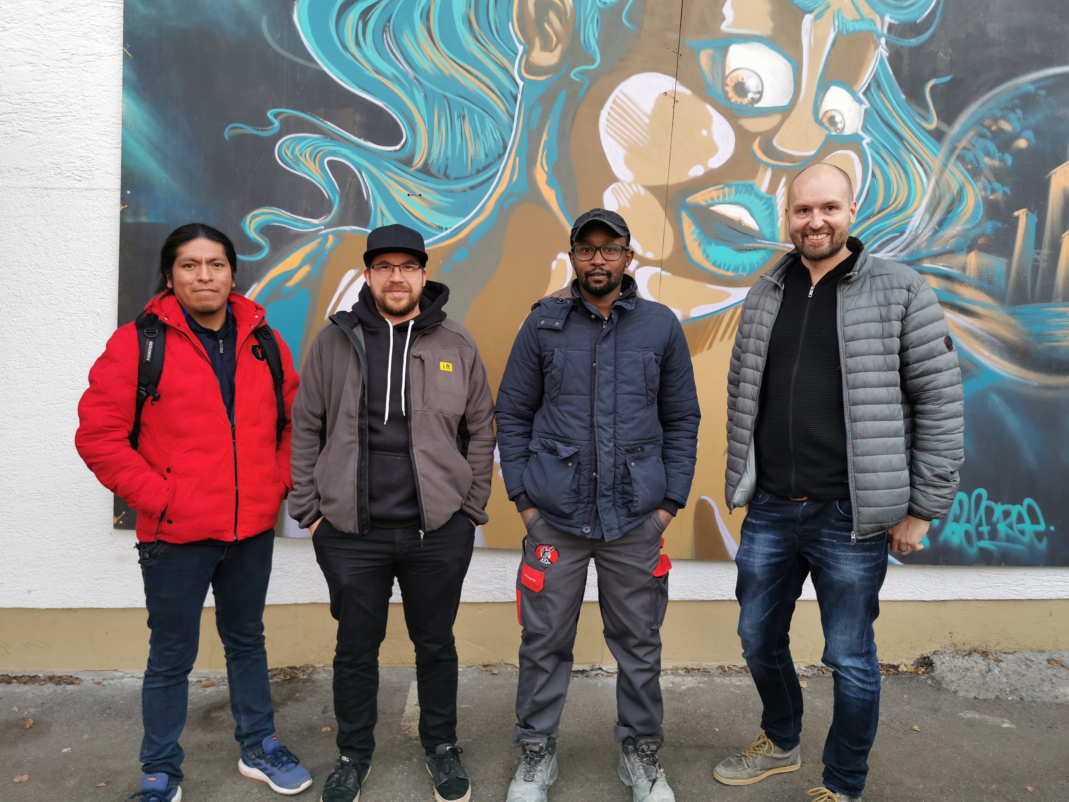 Sergio Cabrera Rojas (Lehrling i+R Bau), Michael Spettel (Lehrlingsbeauftragter i+RBau), Ibrahim Zakaria (Lehrling i+R Bau), Achim Kirschner (Leitung LehreUp) freuen sich über den Erfolg von LehreUp
