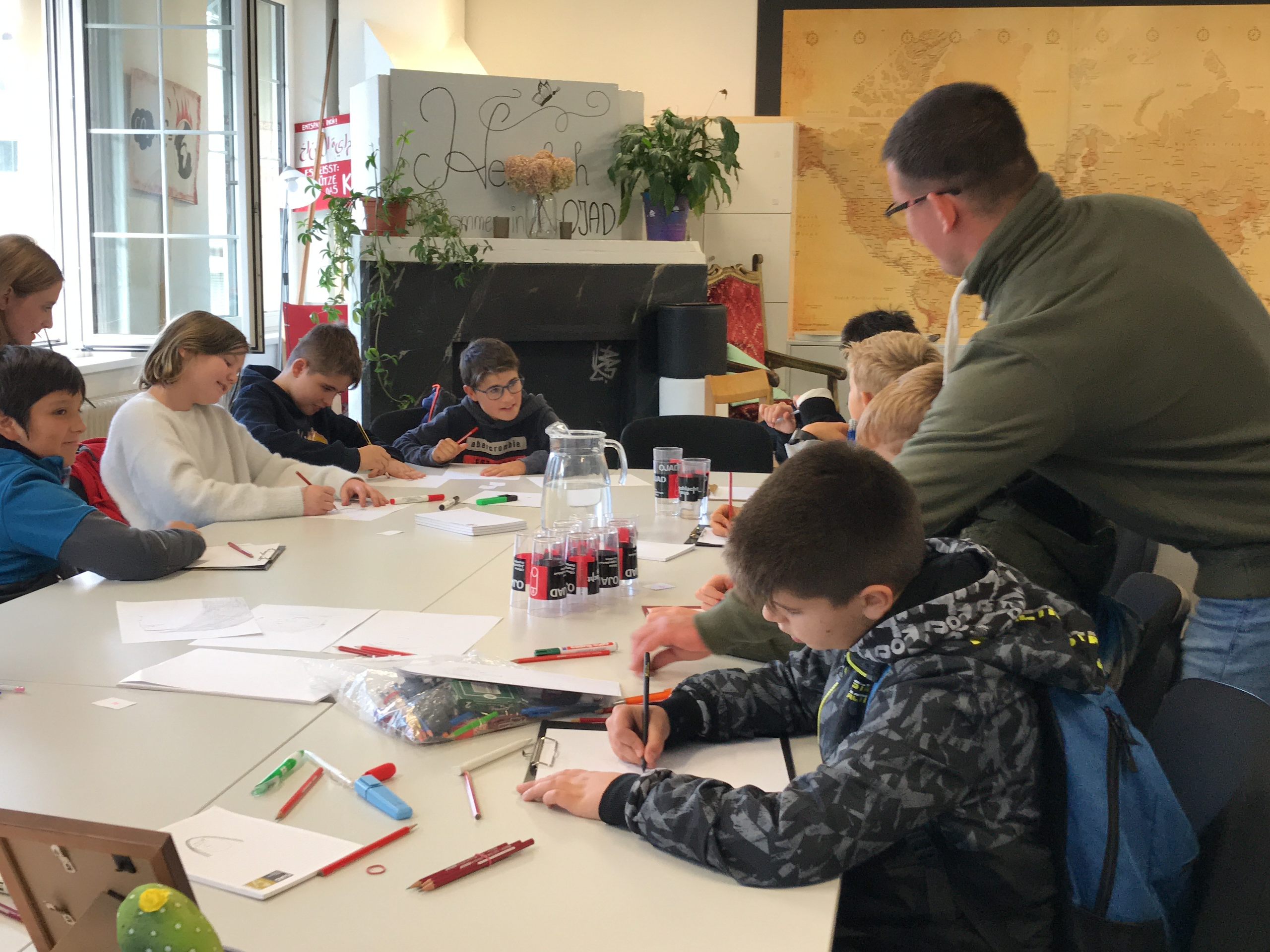 Schülerinnen und Schüler der ersten Klassen der MS Lustenauerstraße lernten sich beim Workshop in der OJAD besser kennen und hatten dabei viel Spaß. Schülerinnen und Schüler der ersten Klassen der MS Lustenauerstraße lernten sich beim Workshop in der OJAD besser kennen und hatten dabei viel Spaß.