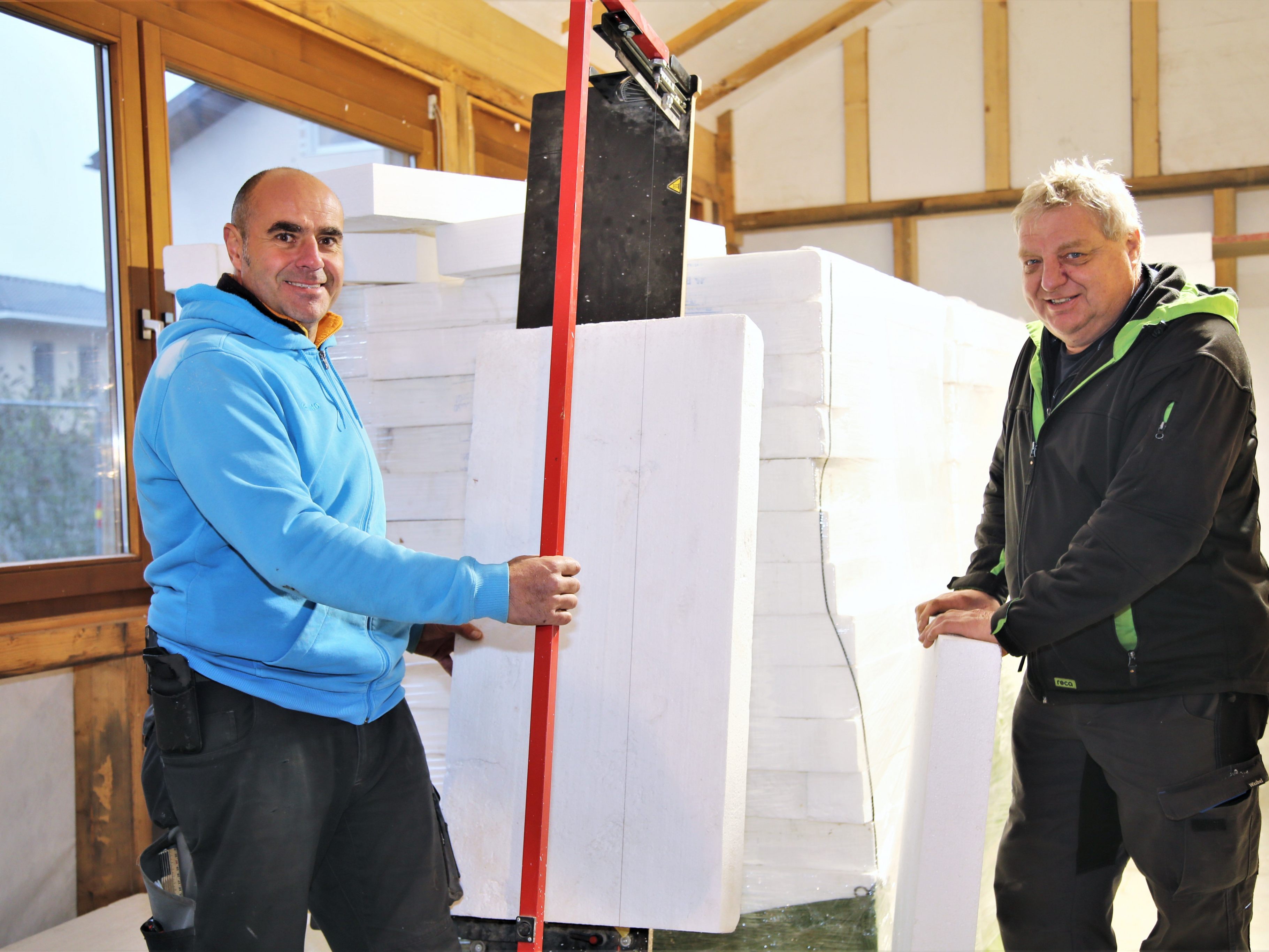 Fleißig arbeitet das Duo an der neuen Brennerei. Fleißig arbeitet das Duo an der neuen Brennerei.