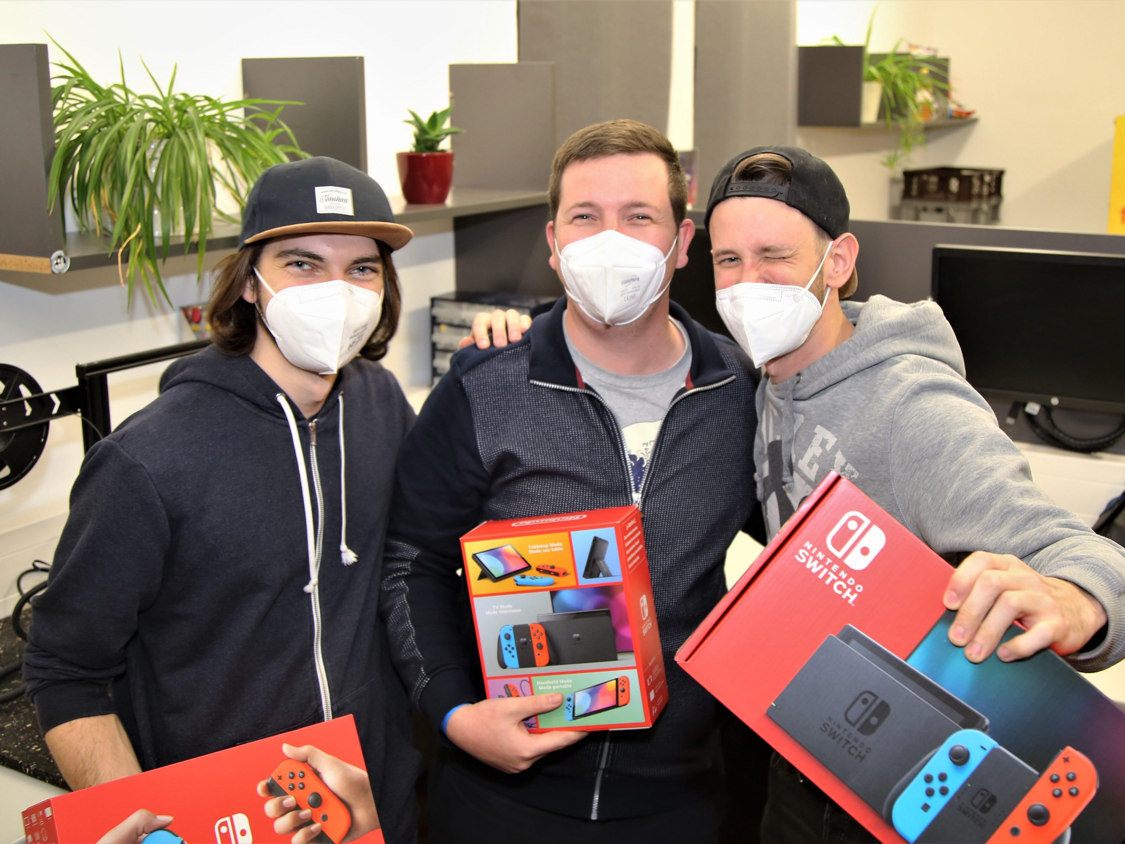 Gingen mit einer neuen Switch nach Hause: Amoht, Schokiii und Tayajin. Gingen mit einer neuen Switch nach Hause: Amoht, Schokiii und Tayajin.