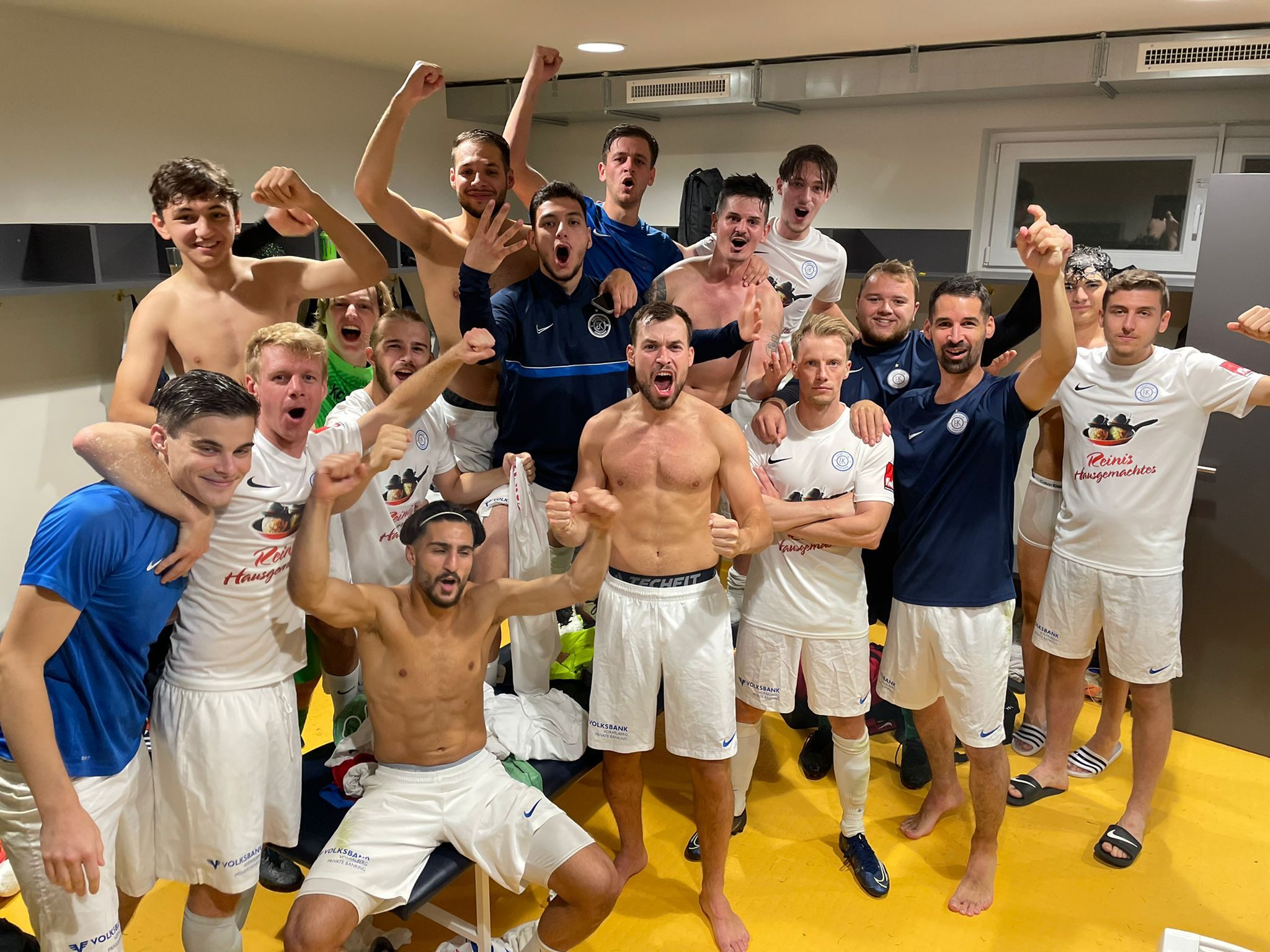 Die Kicker vom FC Kennelbach feierten den Herbstmeistertitel ausgelassen. Die Kicker vom FC Kennelbach feierten den Herbstmeistertitel ausgelassen.
