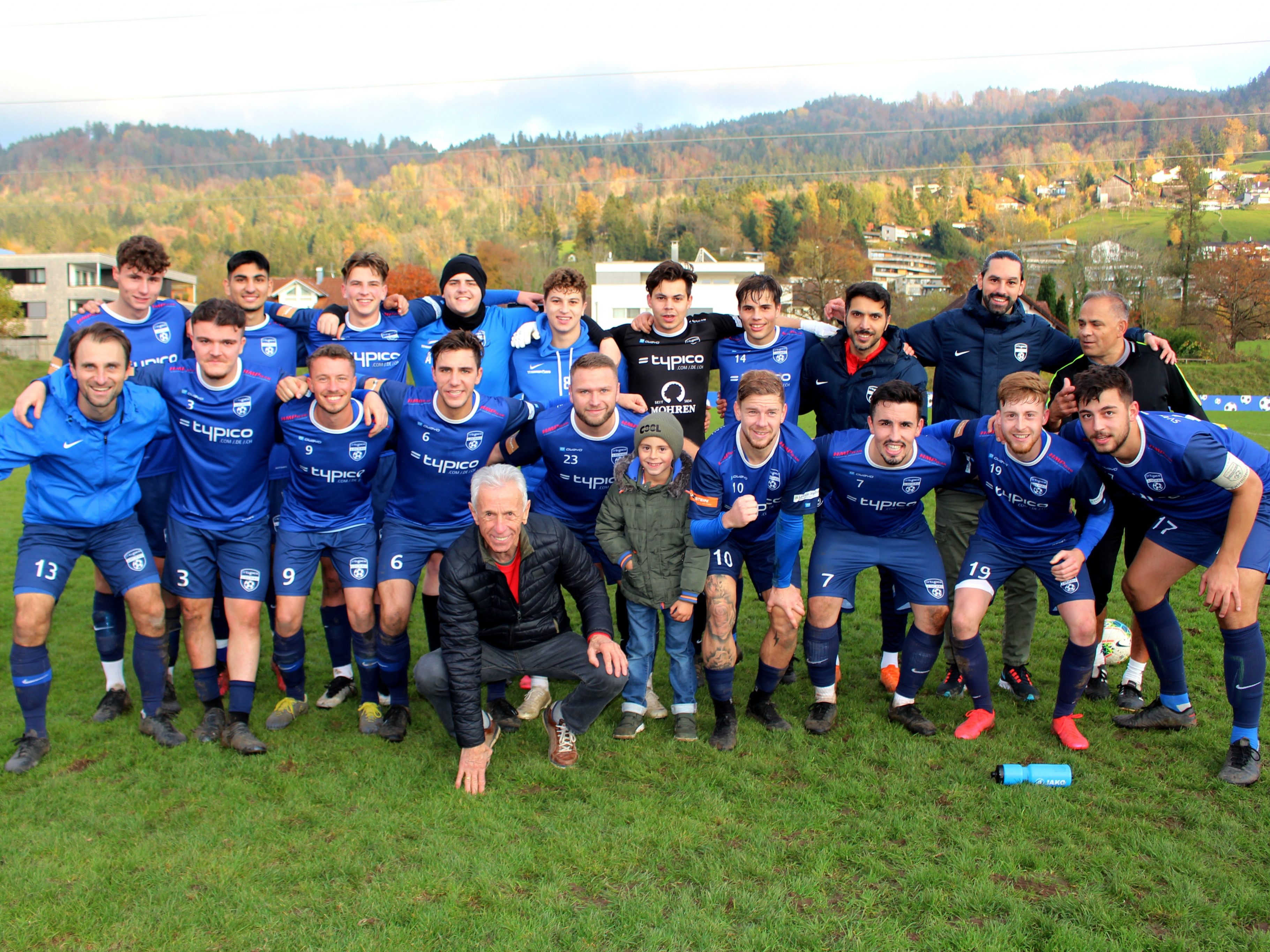 Als Vorarlbergliga-Herbstmeister 2021 konnte sich das Team des SV typico Lochau nach diesem Sieg über den VfB Bezau zudem noch die „Winterkrone“ aufsetzen. Als Vorarlbergliga-Herbstmeister 2021 konnte sich das Team des SV typico Lochau nach diesem Sieg über den VfB Bezau zudem noch die „Winterkrone“ aufsetzen.