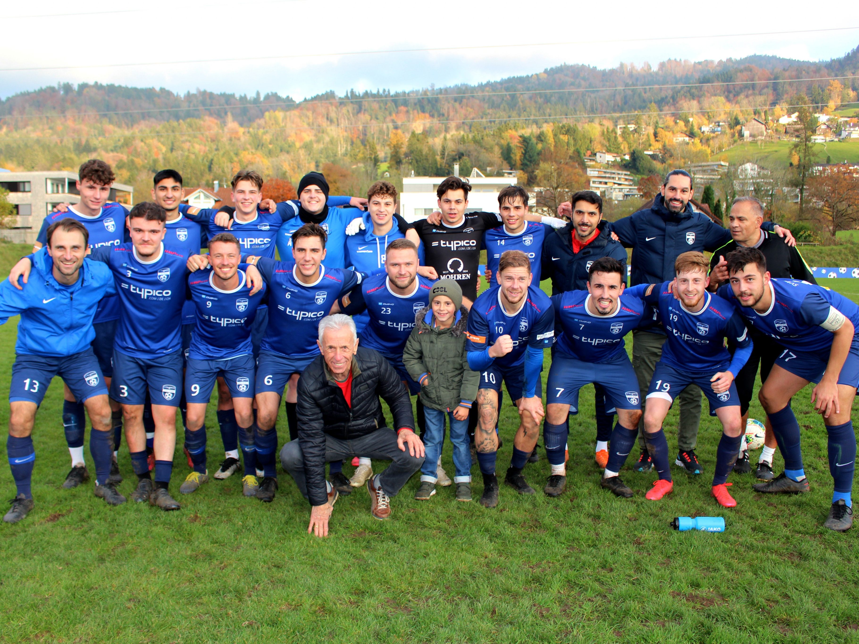 Als Vorarlbergliga-Herbstmeister 2021 konnte sich das Team des SV typico Lochau nach diesem Sieg über den VfB Bezau zudem noch die „Winterkrone“ aufsetzen.