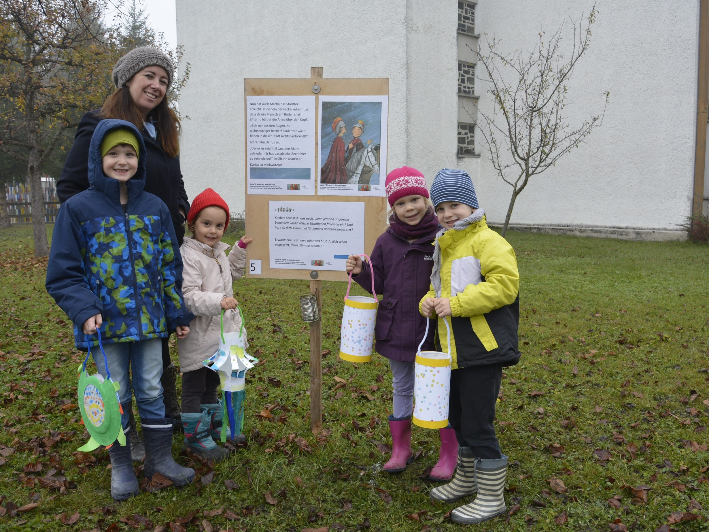 Kinder vom Kindergarten Rohrbach machten sich auf den Martinsweg rund um die Kirche. Kinder vom Kindergarten Rohrbach machten sich auf den Martinsweg rund um die Kirche.
