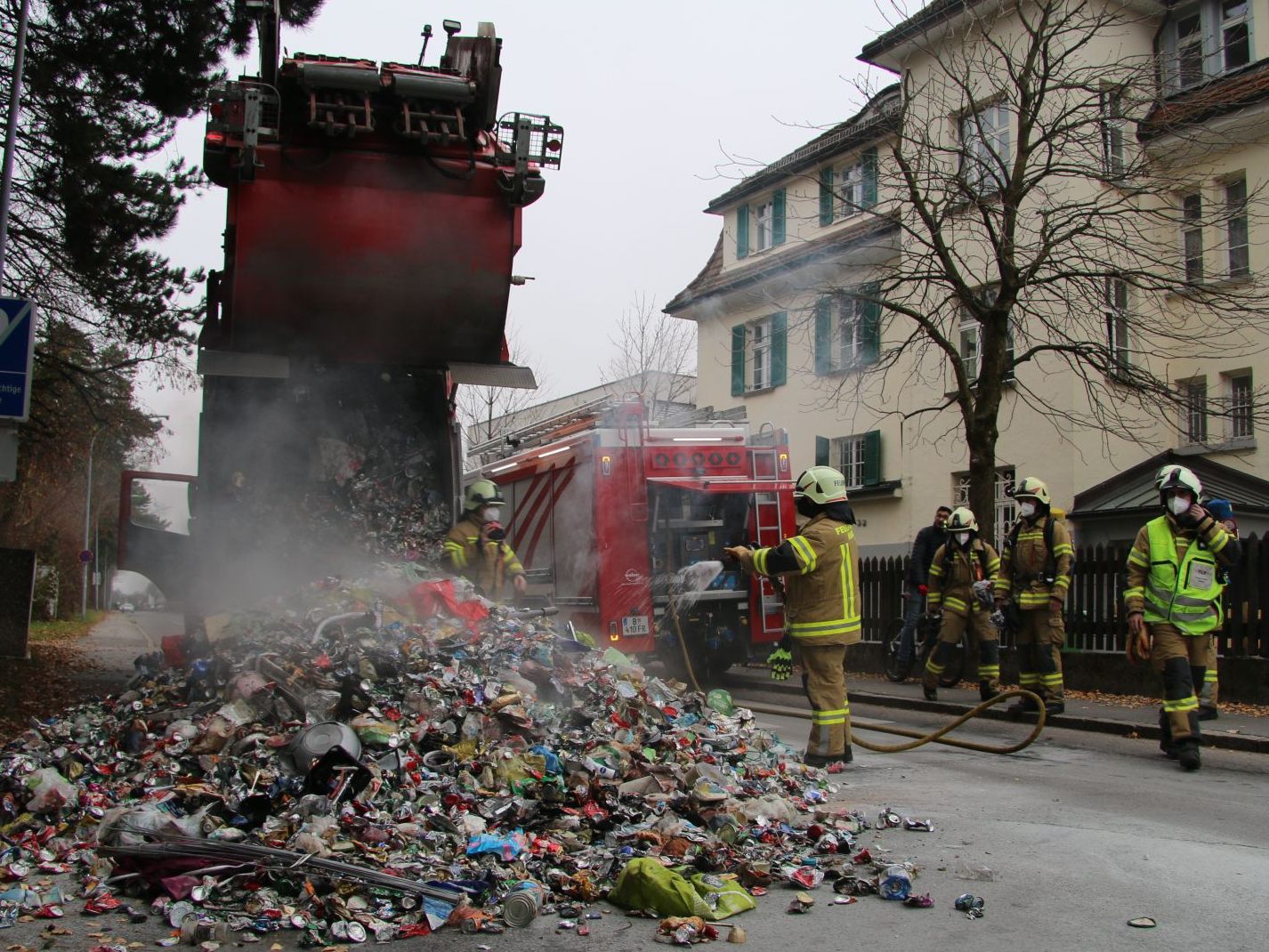 Die Feuerwehr Hard rückte an, um den Müllbrand zu löschen.