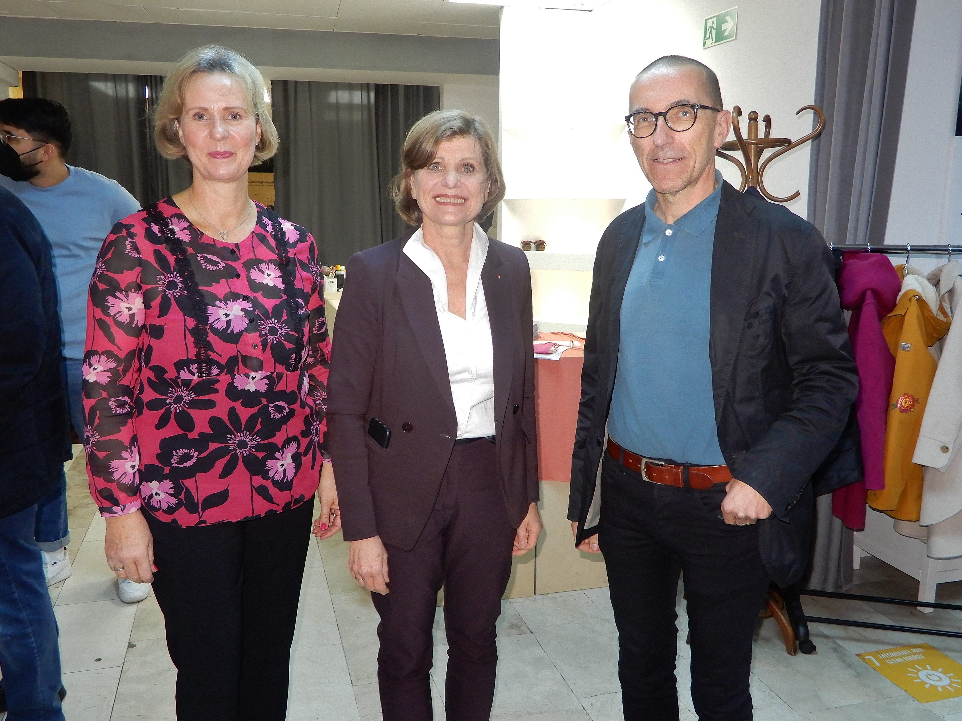 Lerncafé-Stellenleiterin Bea Bröll, LR Barbara Schöbi-Fink und Caritas Direktor Walter Schmolly bei der Jubiläumsfeier.