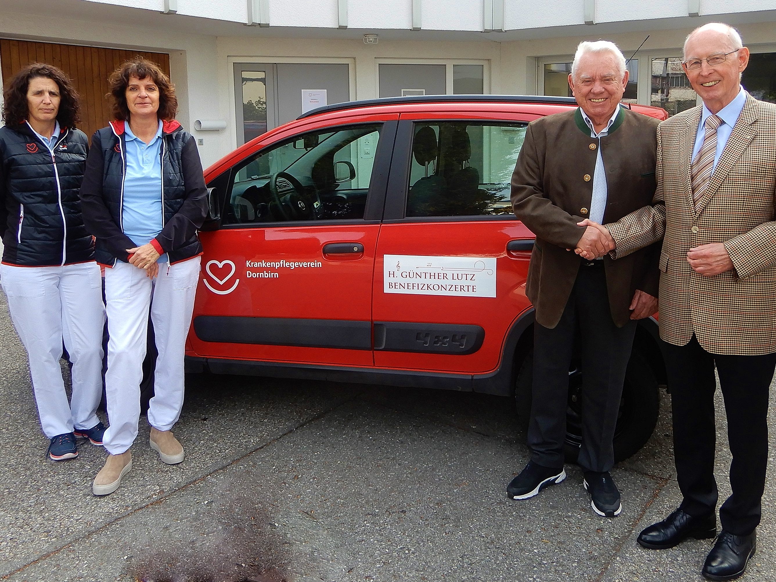 KPV-Obmann Heinz Wohlgenannt, Silvia Franz und Martina Battisti bedankten sich bei Günther Lutz für die wertvolle Unterstützung, mit der das neue Allrad-Auto realisiert werden konnte.